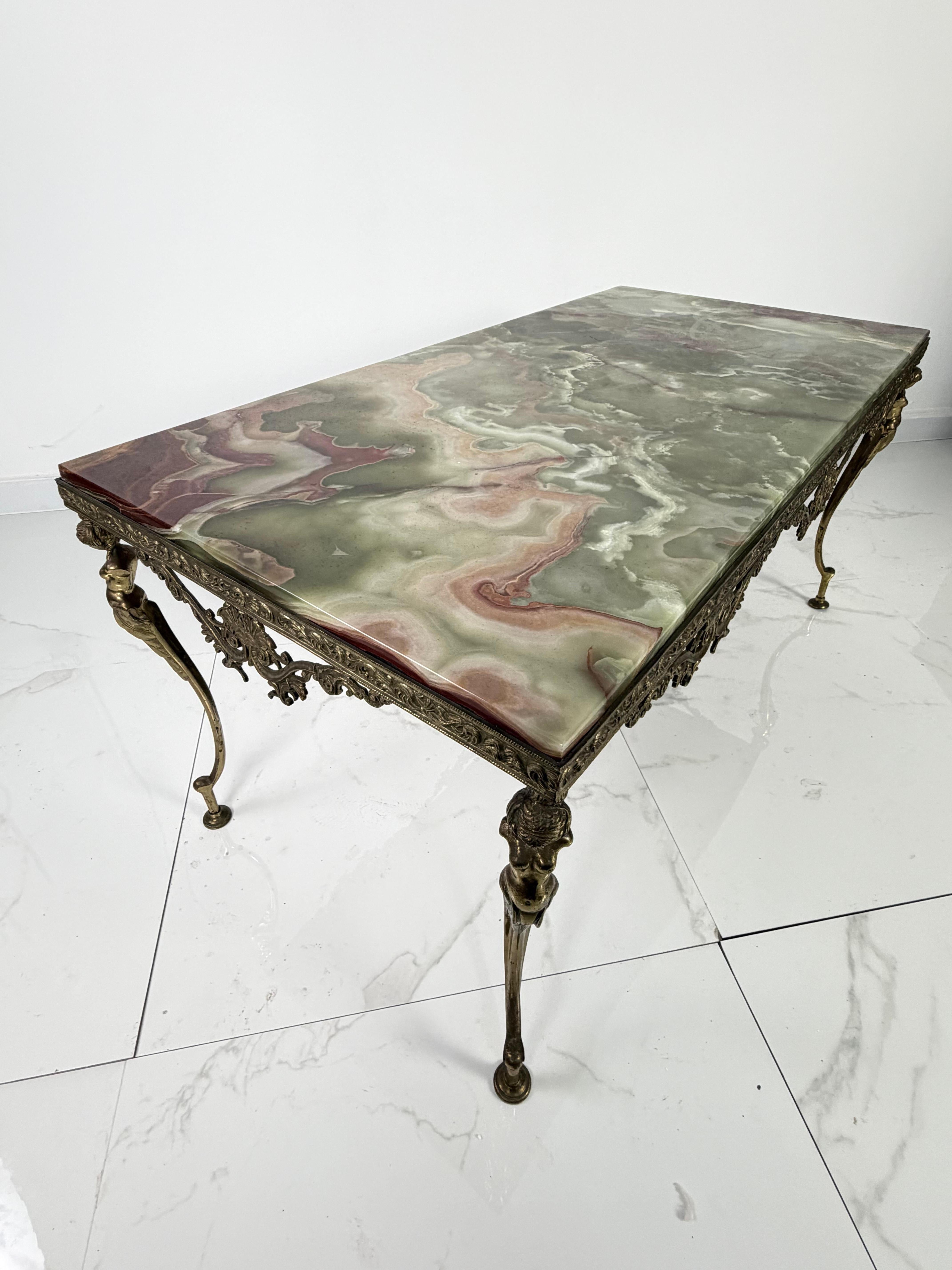 Tavolino da caffè in onice di metà secolo con base in ottone, anni '50 Made in Italy in vendita 7
