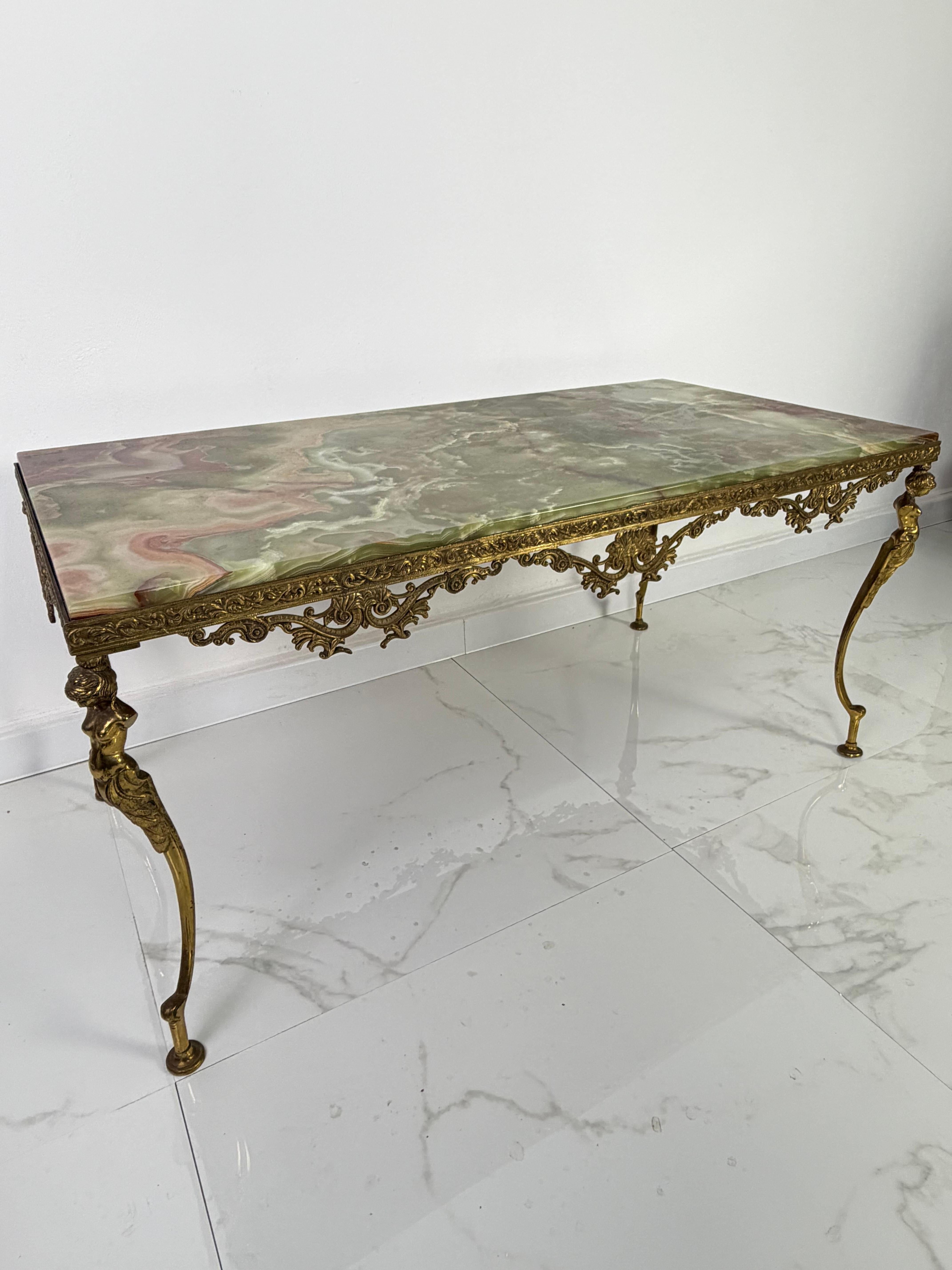 Italiano Tavolino da caffè in onice di metà secolo con base in ottone, anni '50 Made in Italy in vendita