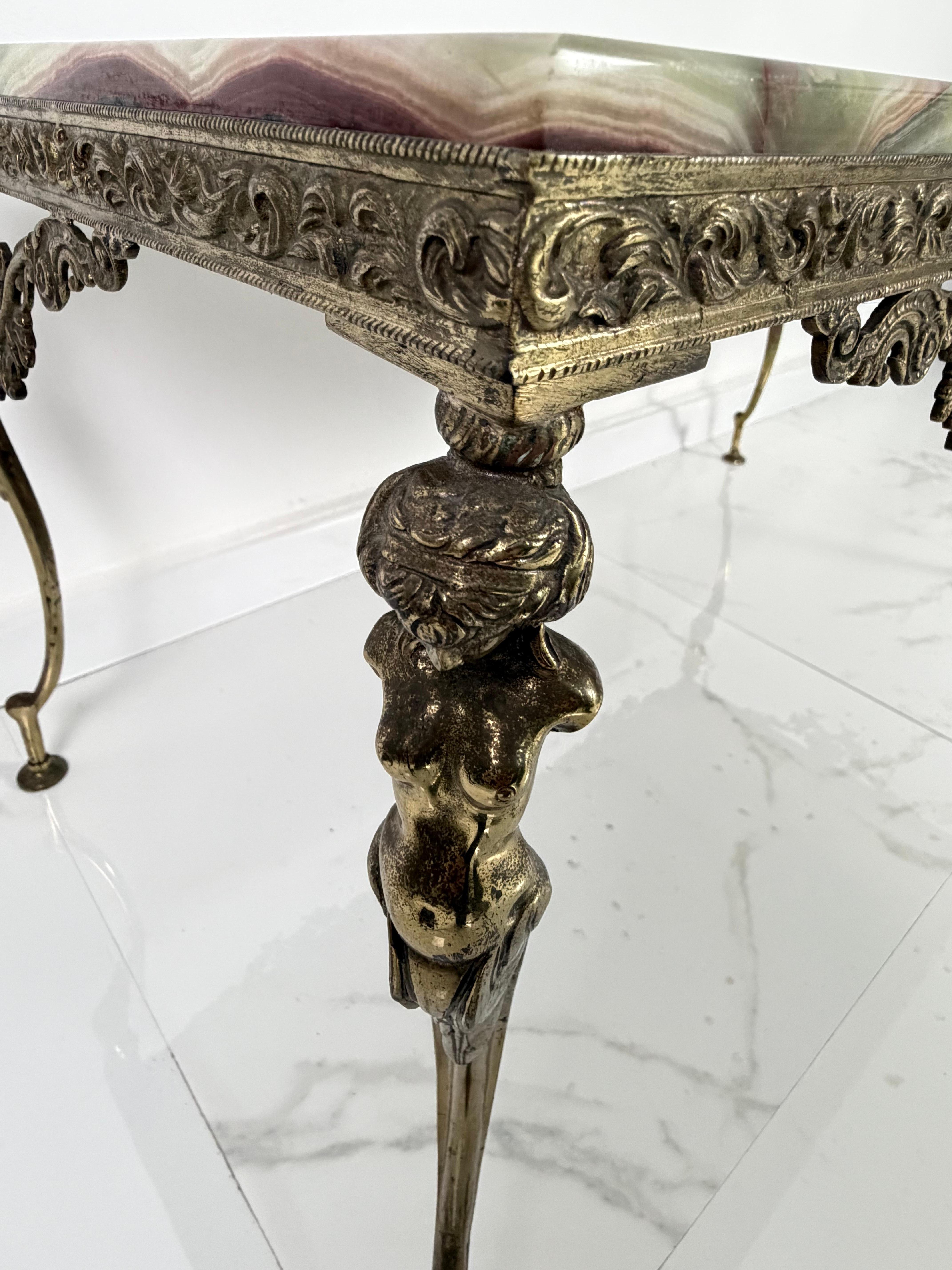 Metà XX secolo Tavolino da caffè in onice di metà secolo con base in ottone, anni '50 Made in Italy in vendita