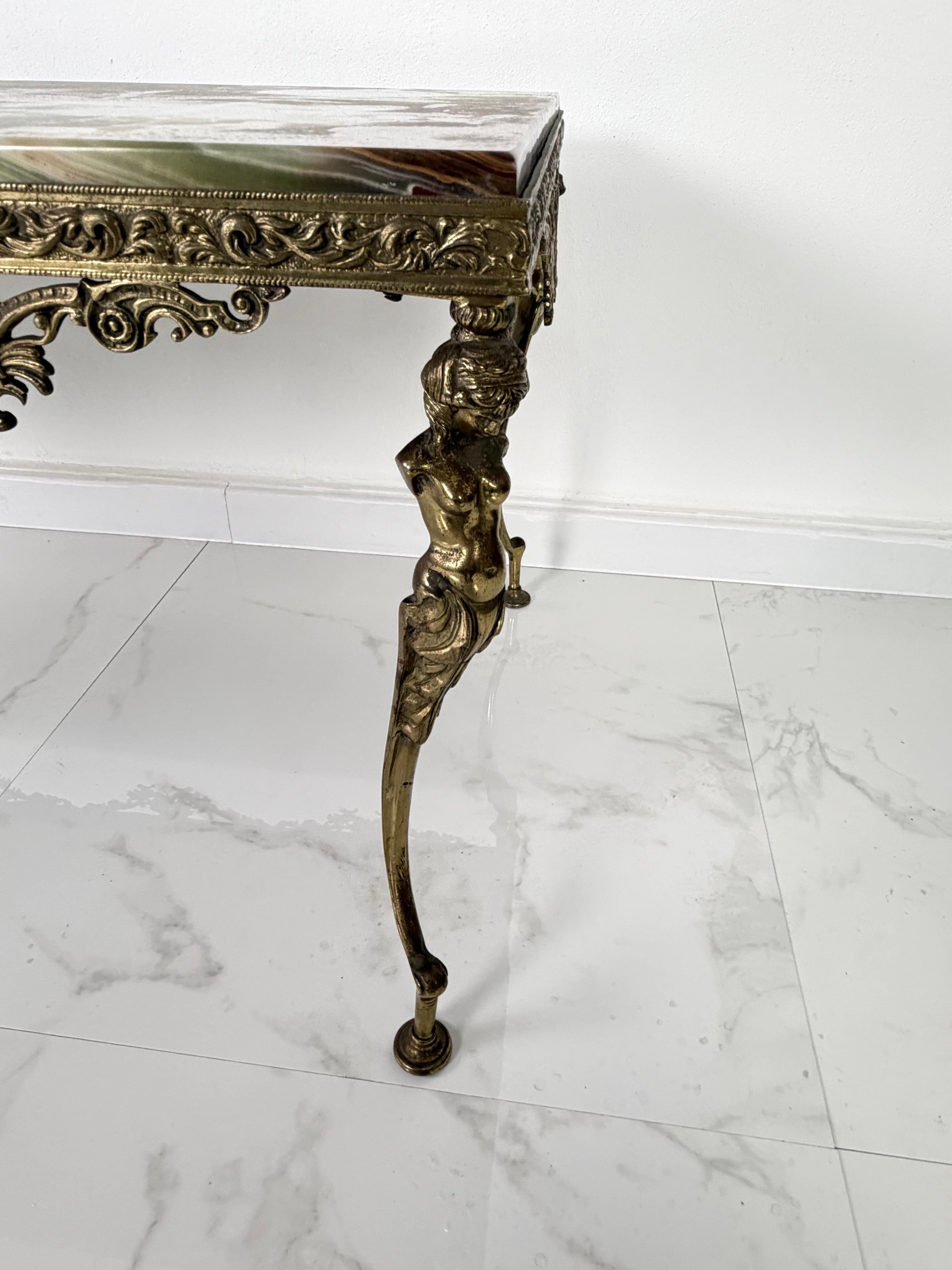 Ottone Tavolino da caffè in onice di metà secolo con base in ottone, anni '50 Made in Italy in vendita