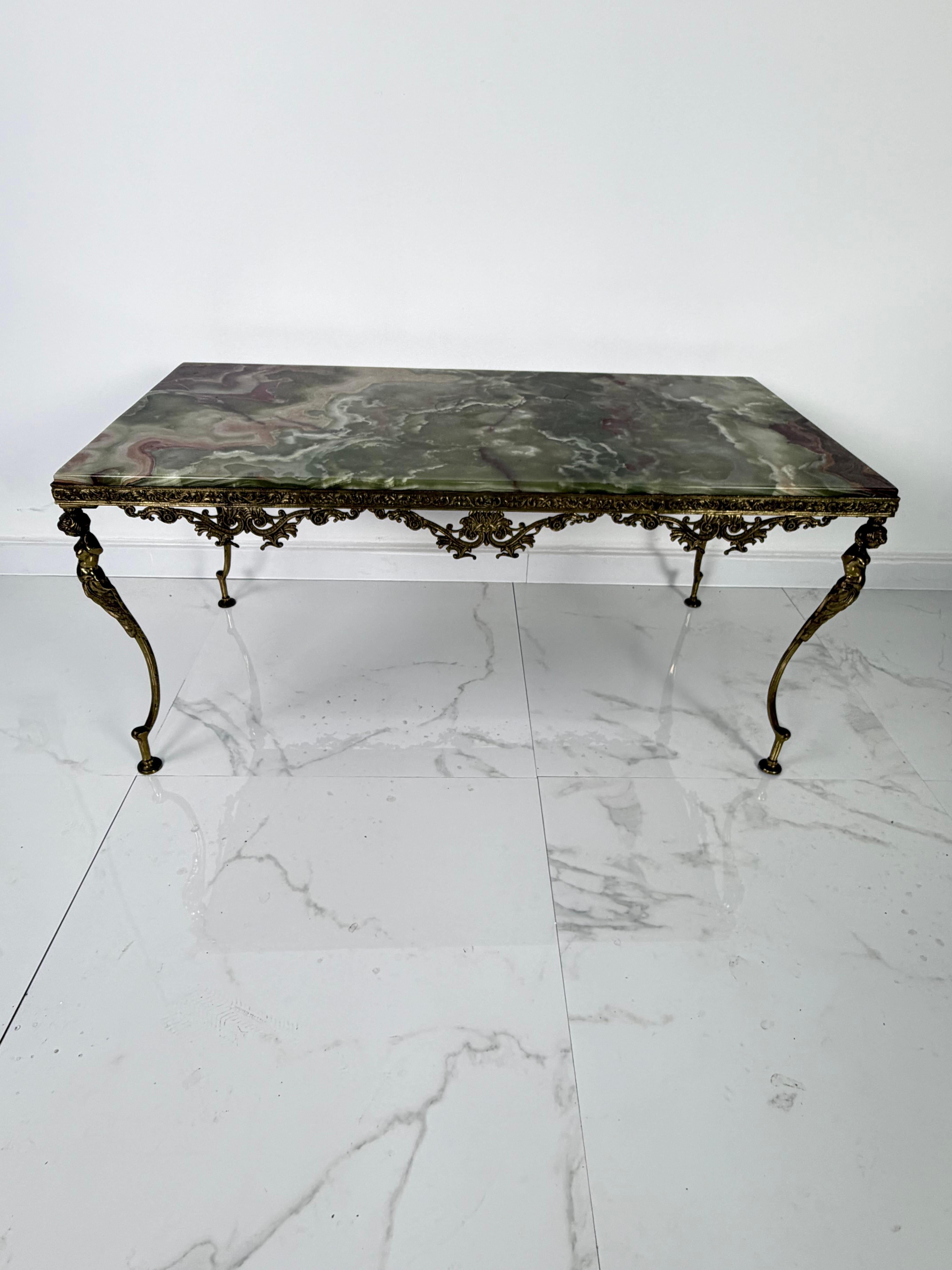 Tavolino da caffè in onice di metà secolo con base in ottone, anni '50 Made in Italy in vendita 1