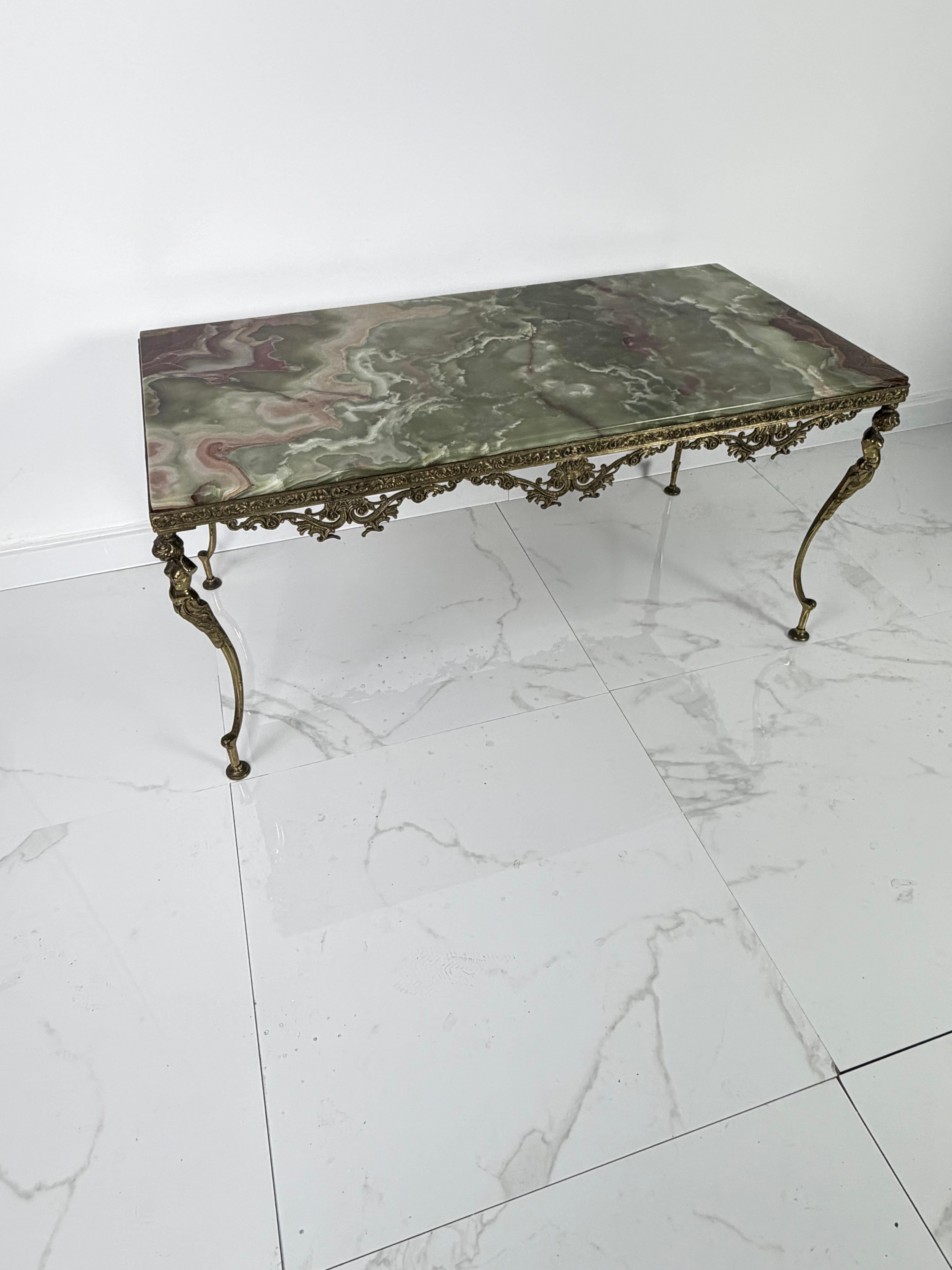 Tavolino da caffè in onice di metà secolo con base in ottone, anni '50 Made in Italy in vendita 2