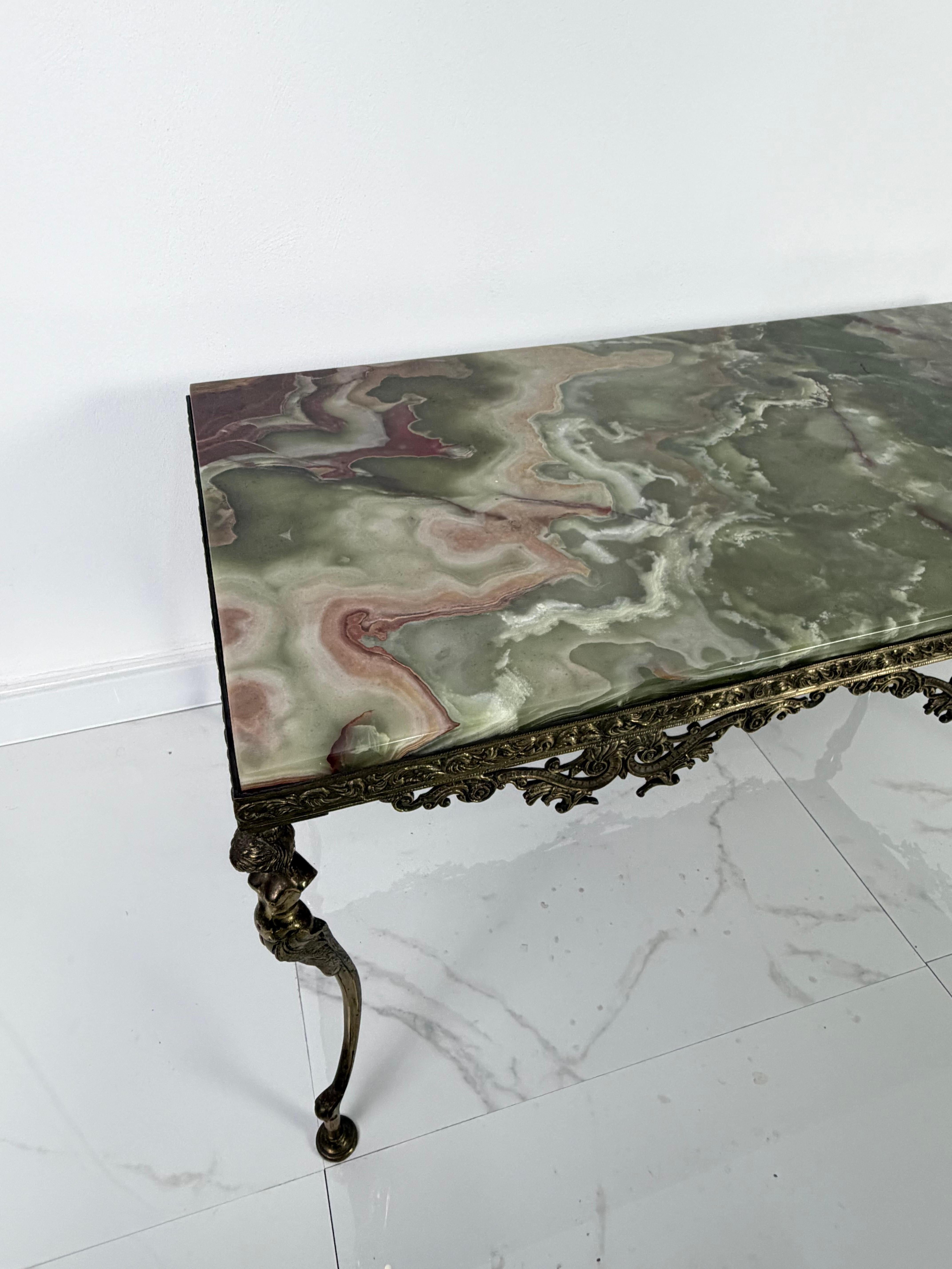 Tavolino da caffè in onice di metà secolo con base in ottone, anni '50 Made in Italy in vendita 3