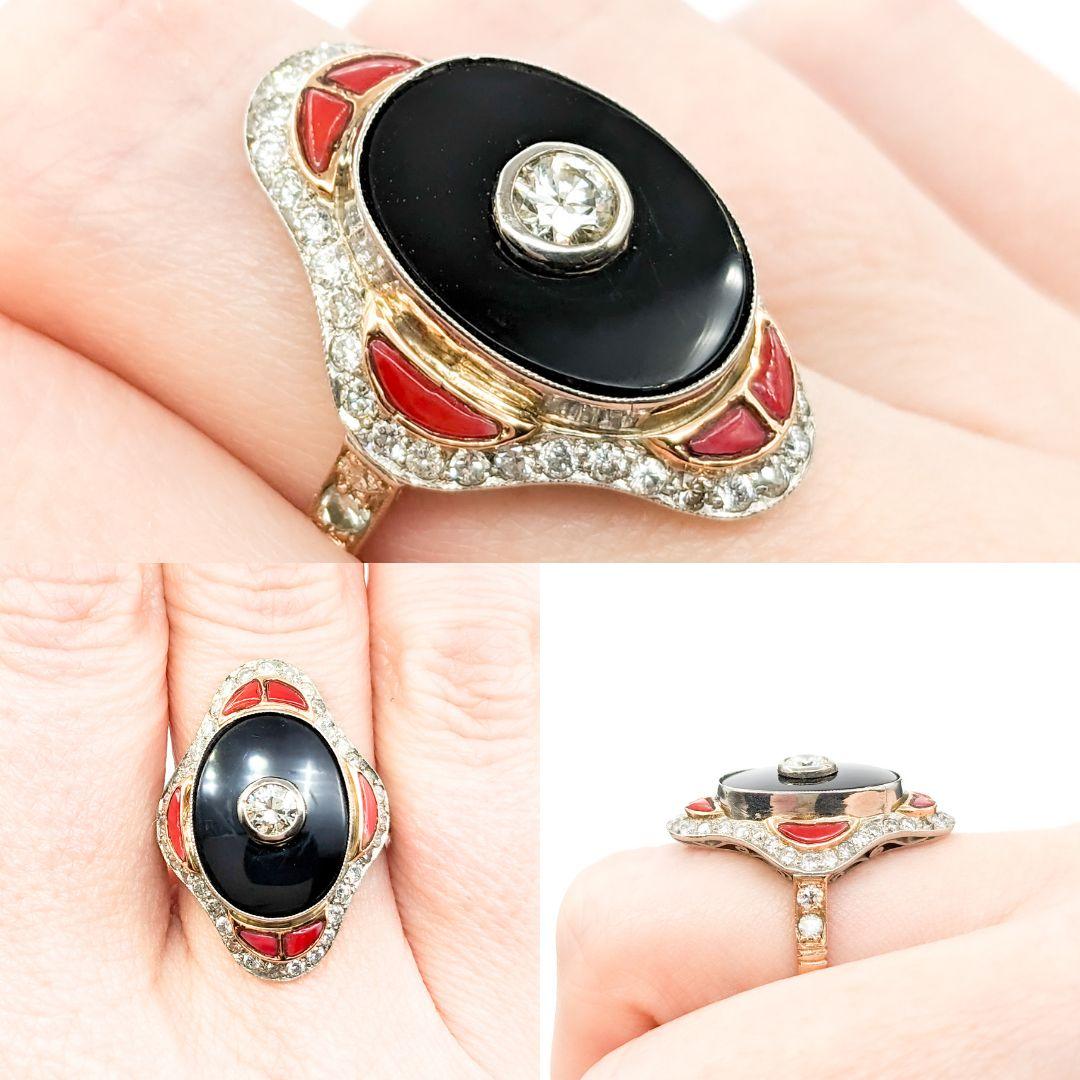 Bague du milieu du siècle en onyx, corail et diamant de taille européenne en or jaune 18 ct et platine

Voici cette magnifique bague Vintage du milieu du siècle, réalisée de main de maître en platine et en or jaune 18kt. La bague présente un superbe