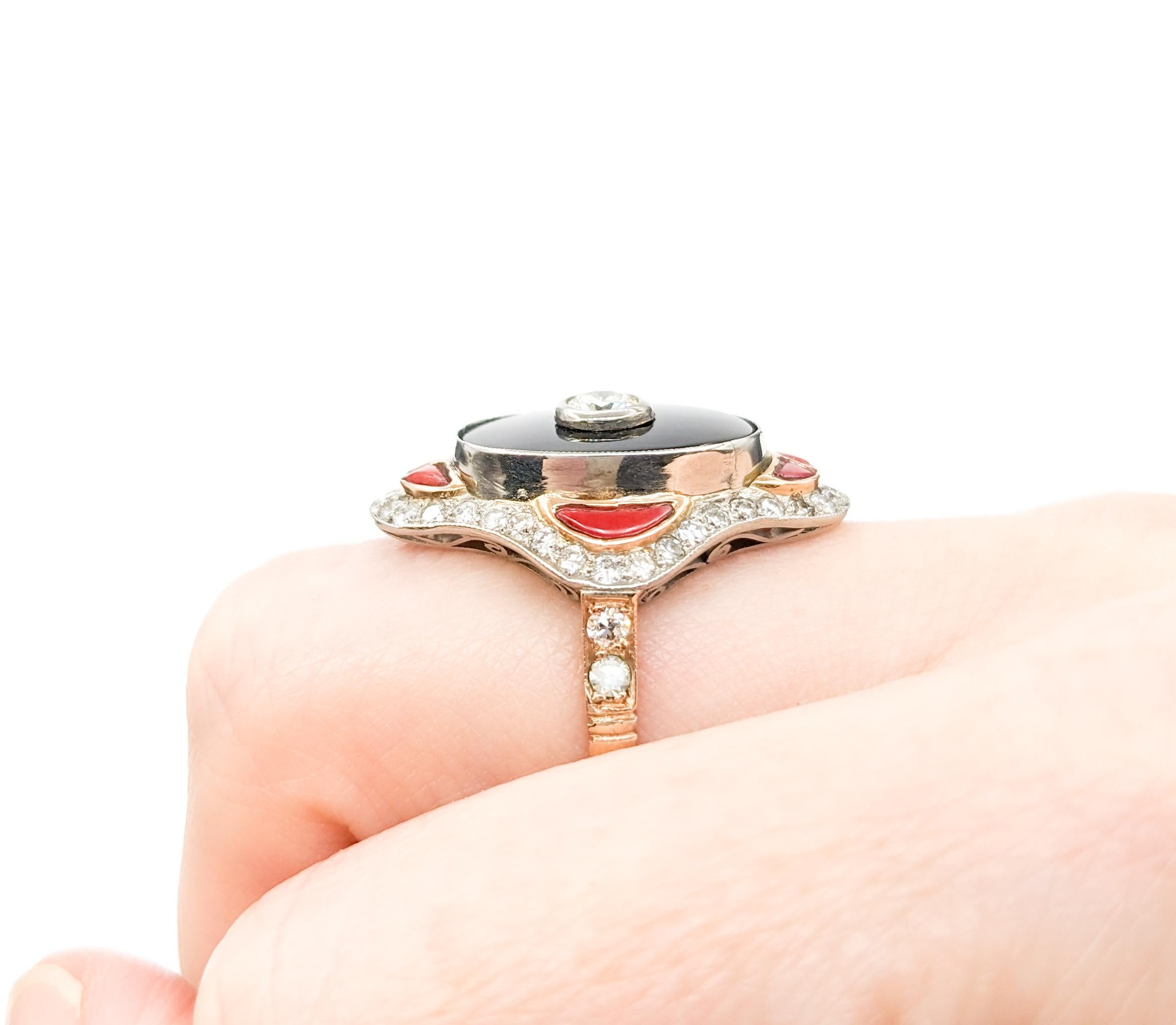 Bague du milieu du siècle dernier en or jaune 18 carats, onyx, corail et diamants taille européenne Excellent état - En vente à Bloomington, MN