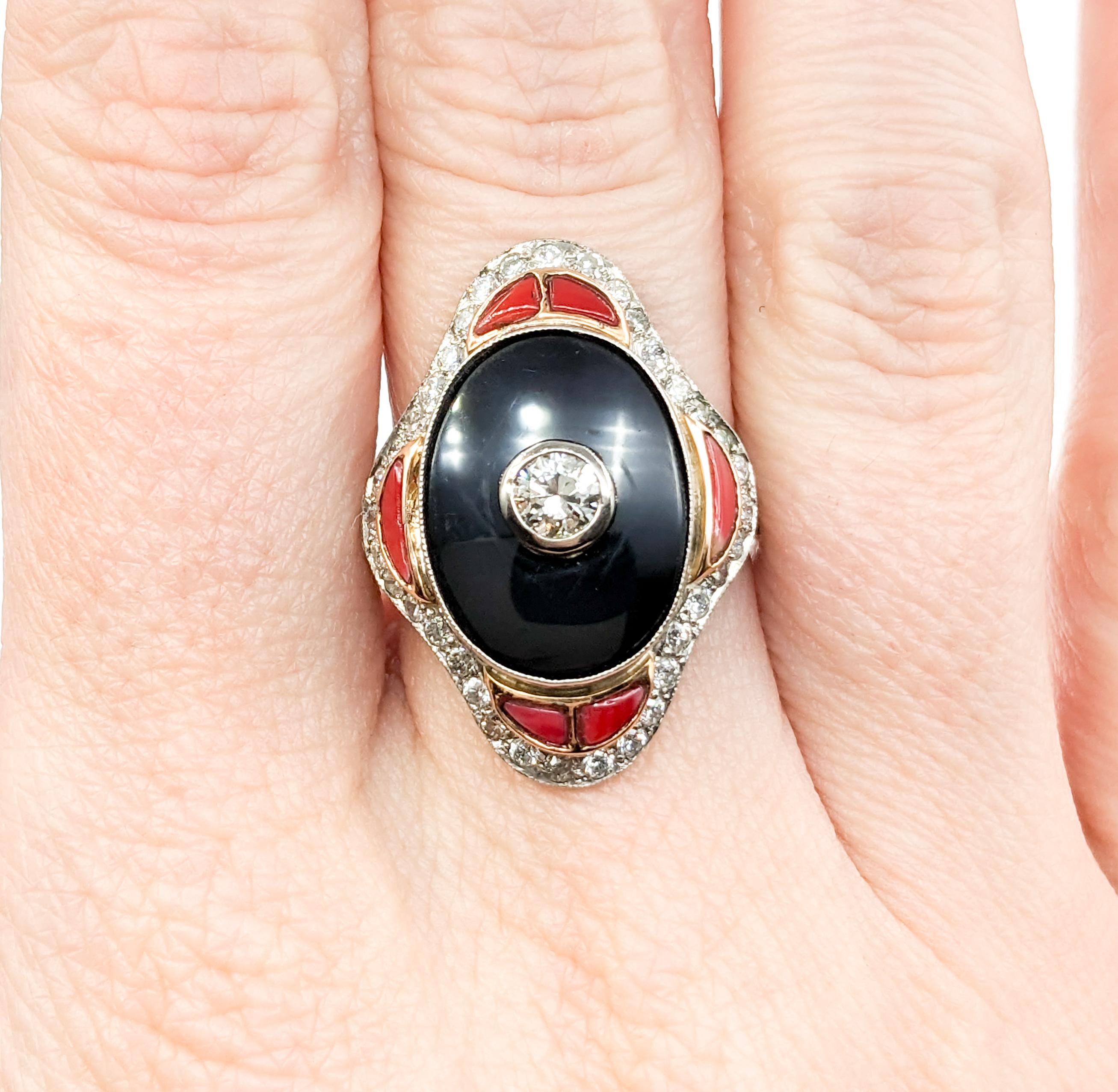 Bague du milieu du siècle dernier en or jaune 18 carats, onyx, corail et diamants taille européenne Unisexe en vente