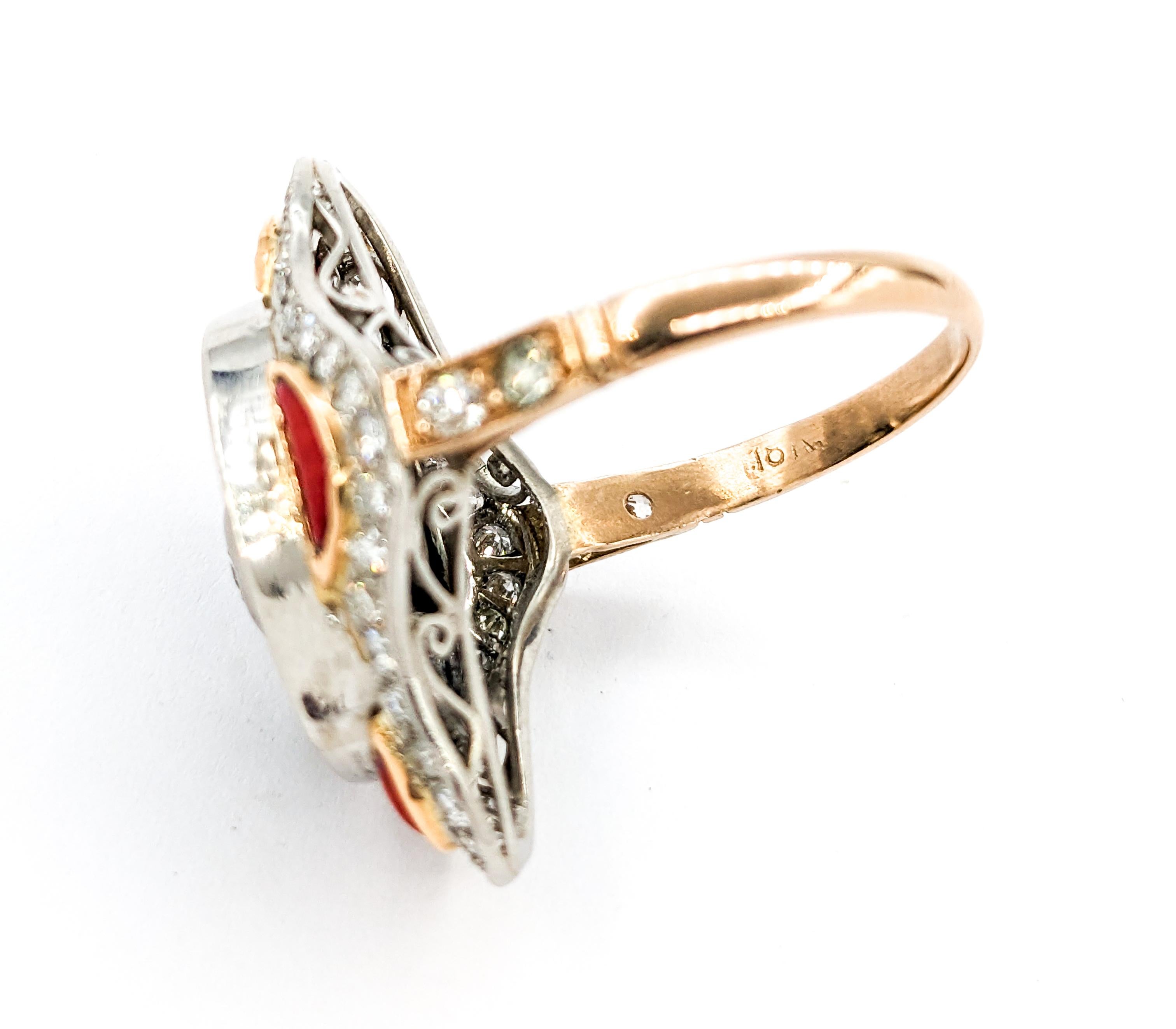 Bague du milieu du siècle dernier en or jaune 18 carats, onyx, corail et diamants taille européenne en vente 1