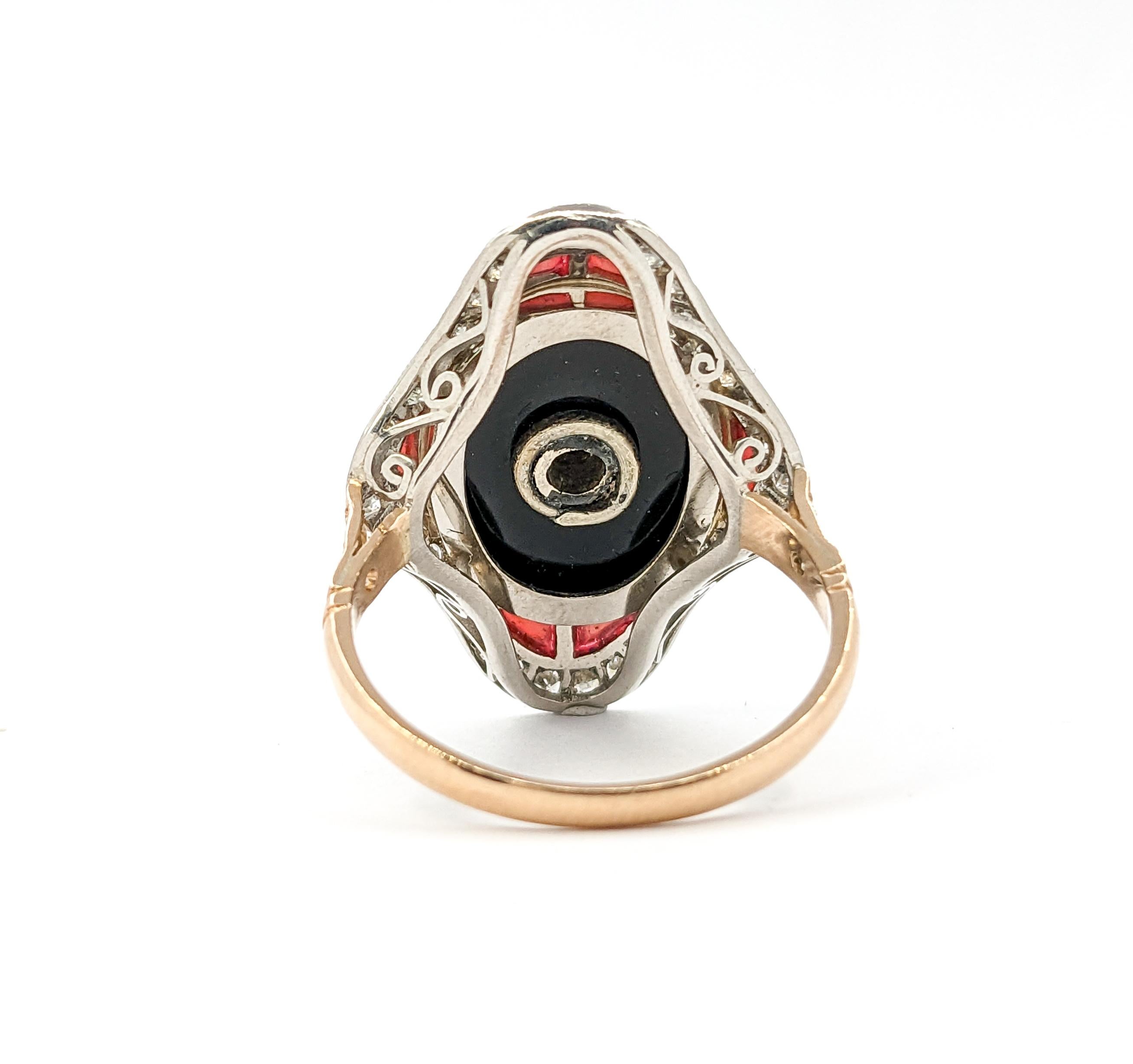 Bague du milieu du siècle dernier en or jaune 18 carats, onyx, corail et diamants taille européenne en vente 3