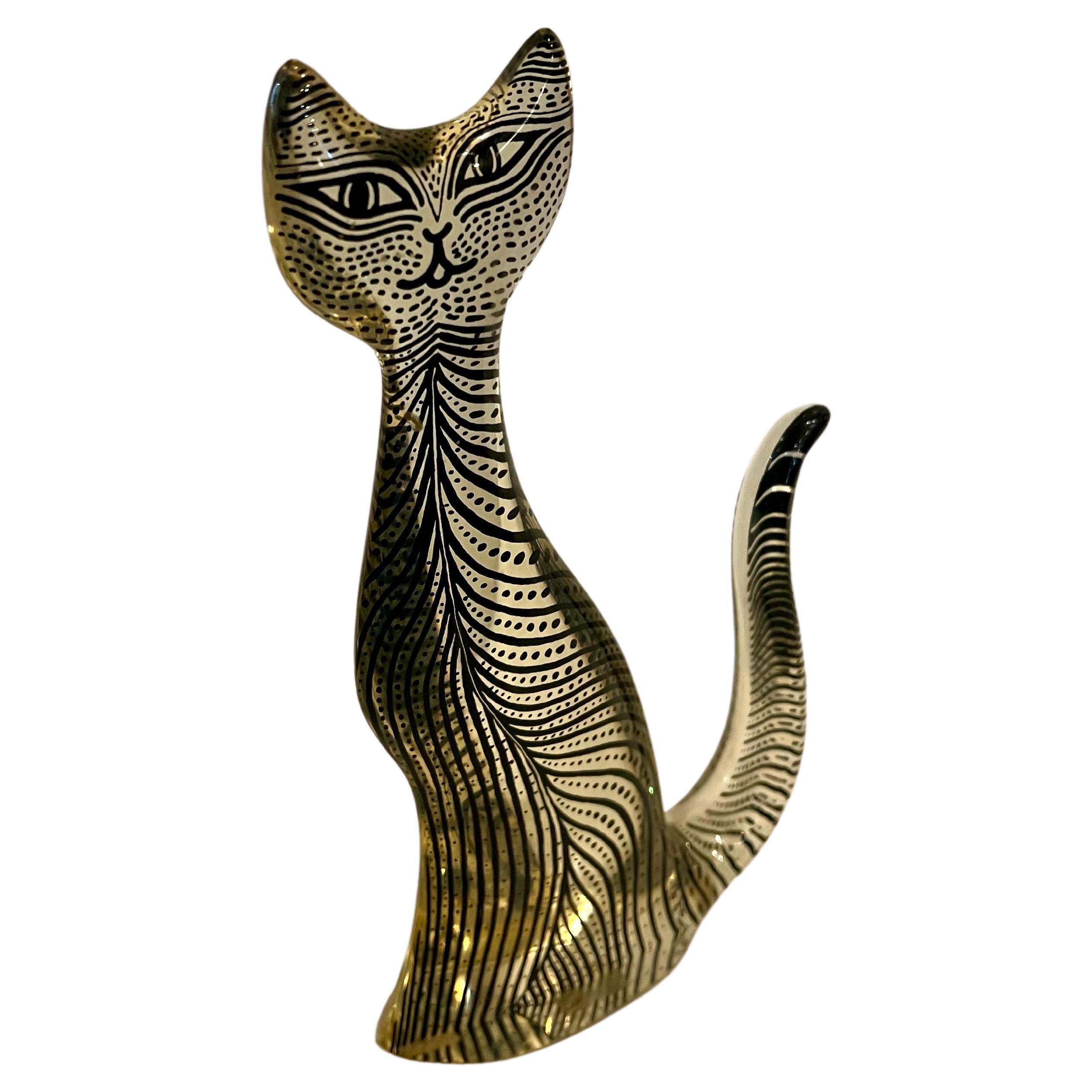 Escultura alta de animal felino del artista brasileño Abraham Palatnik, Lucite con atrevidos detalles gráficos. En muy buen estado. Conserva la etiqueta made in Brazil, además de las iniciales del artista en el interior de la escultura PAL con