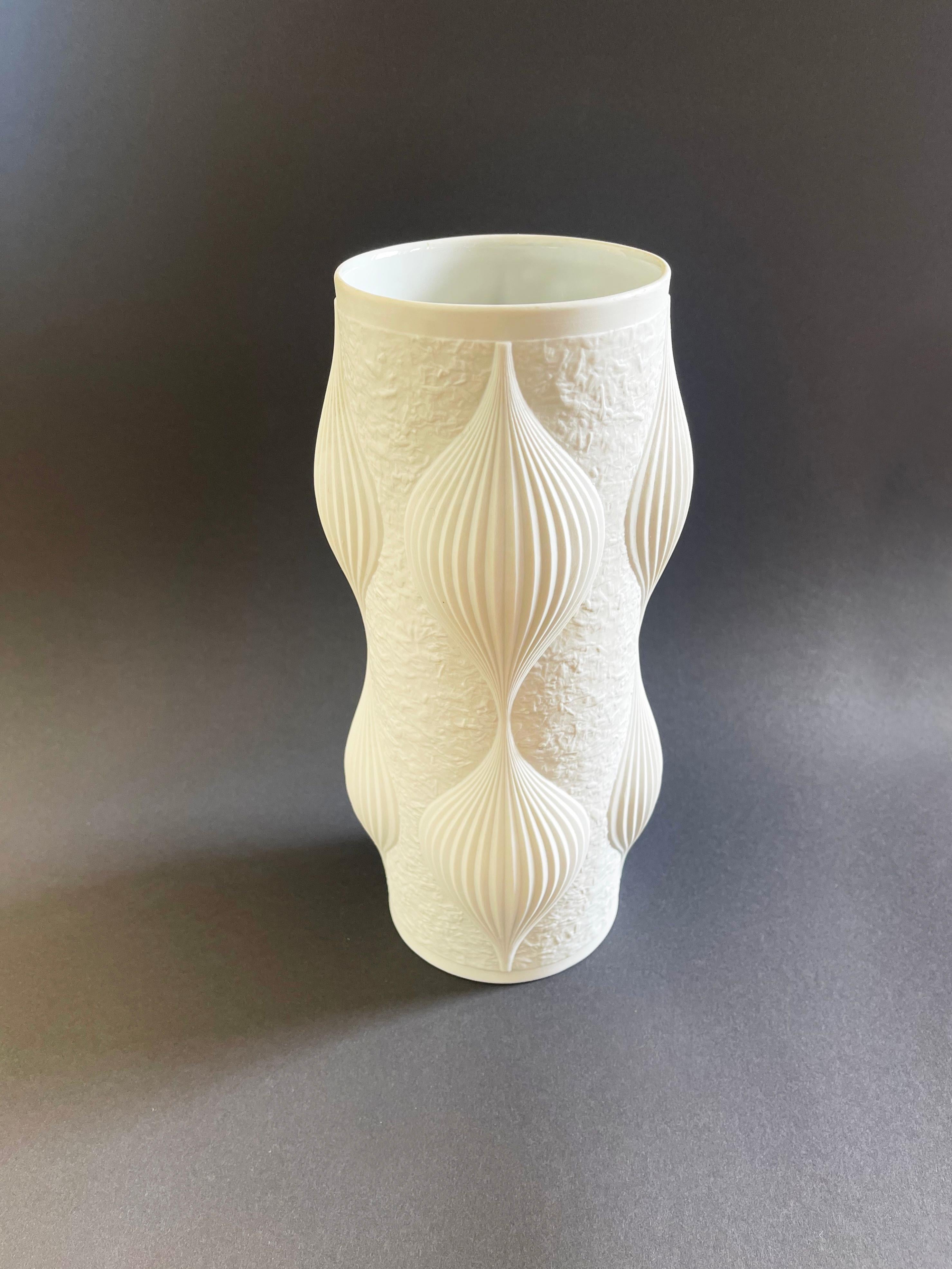 Un étonnant vase en porcelaine biscuit de studio du milieu du siècle, l'op-art à son apogée, fabriqué en Allemagne par Heinrich Fuchs pour Hutschenreuther, vers les années 1960. Le vase est en très bon état et ne présente aucun défaut.