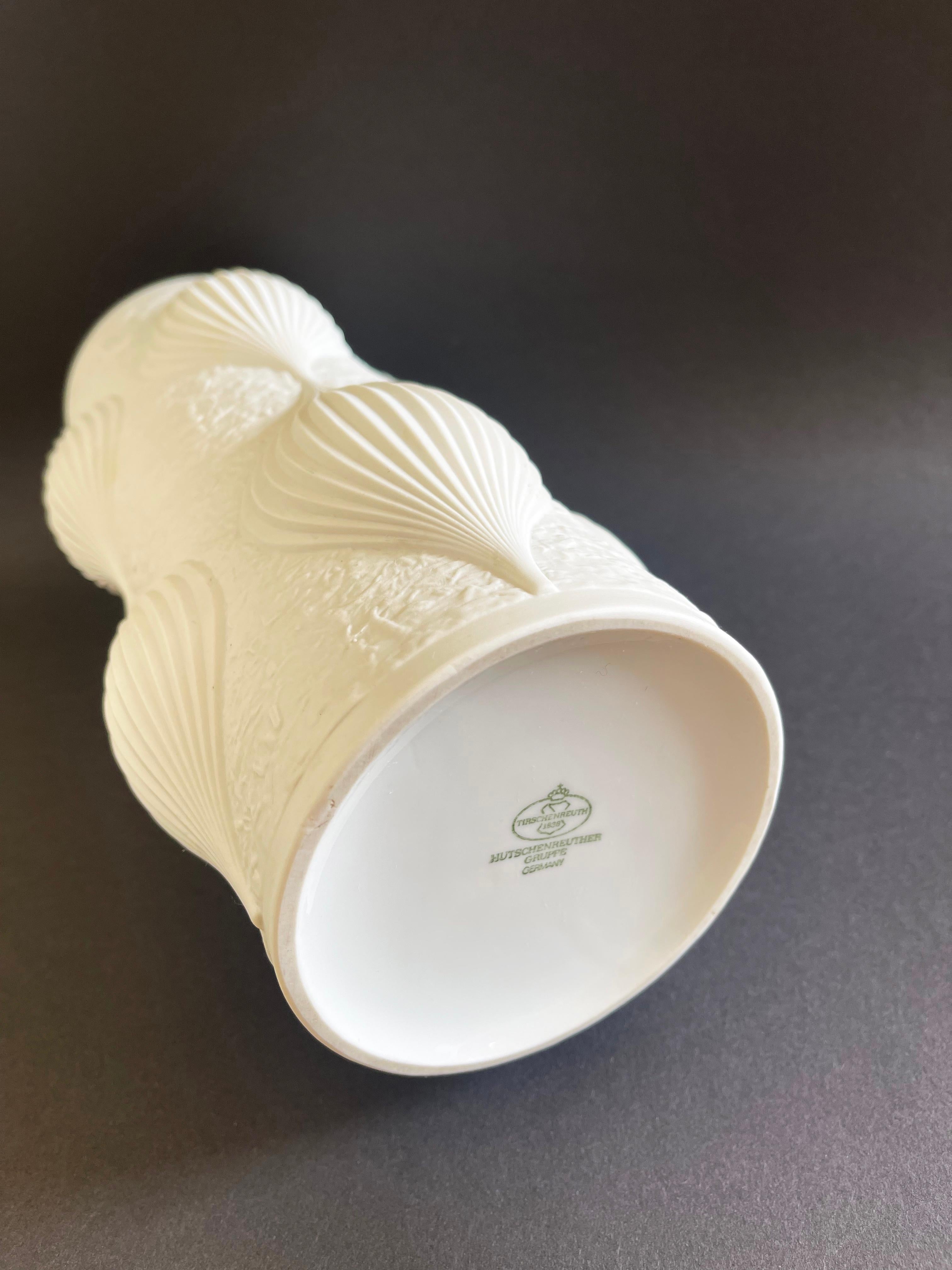 Fait main Vase OP-ART du milieu du siècle dernier en porcelaine bisque blanche de Heinrich Fuchs, années 1960, Allemagne en vente