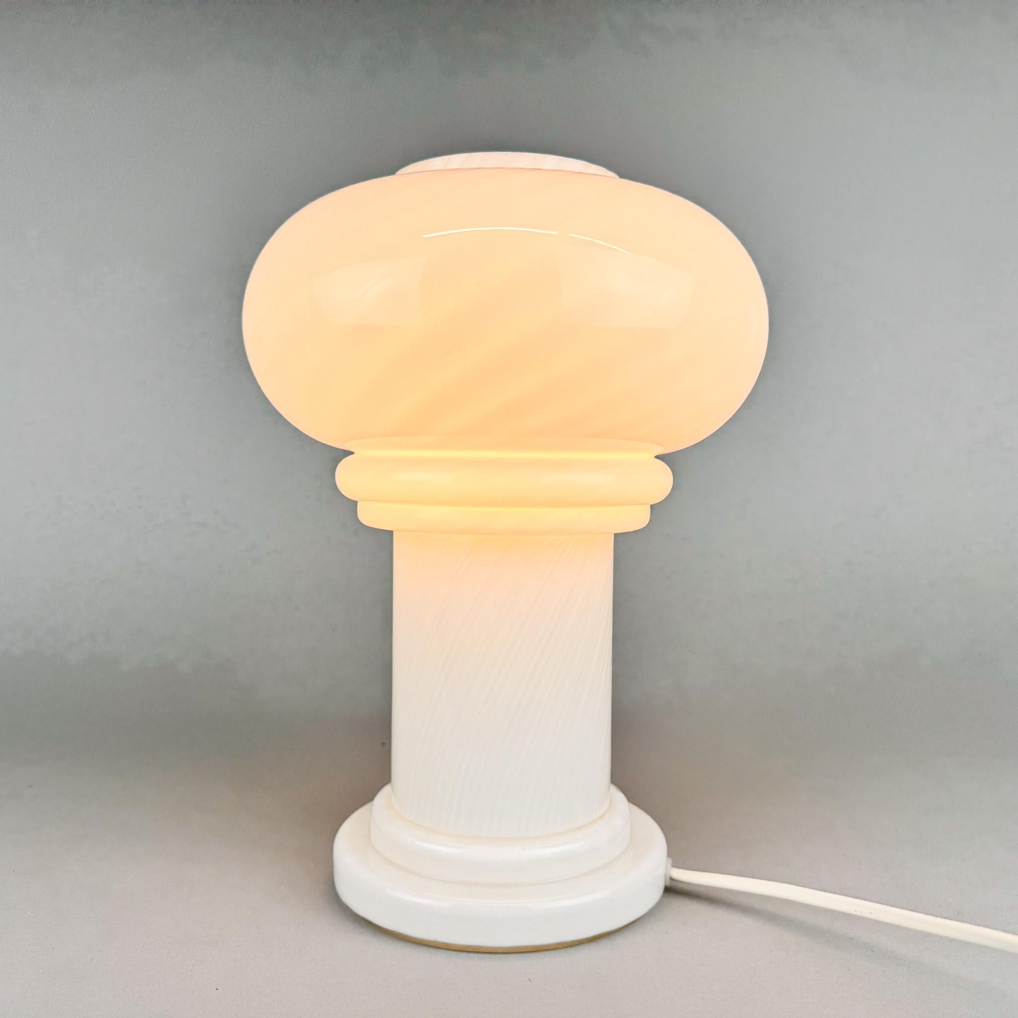 Lámpara de sobremesa vintage de cristal opalino arremolinado. Fabricado en Alemania en la década de 1960. 
Bombilla: 1 x E 14. Cableado nuevo. Adaptador para EE.UU. incluido.