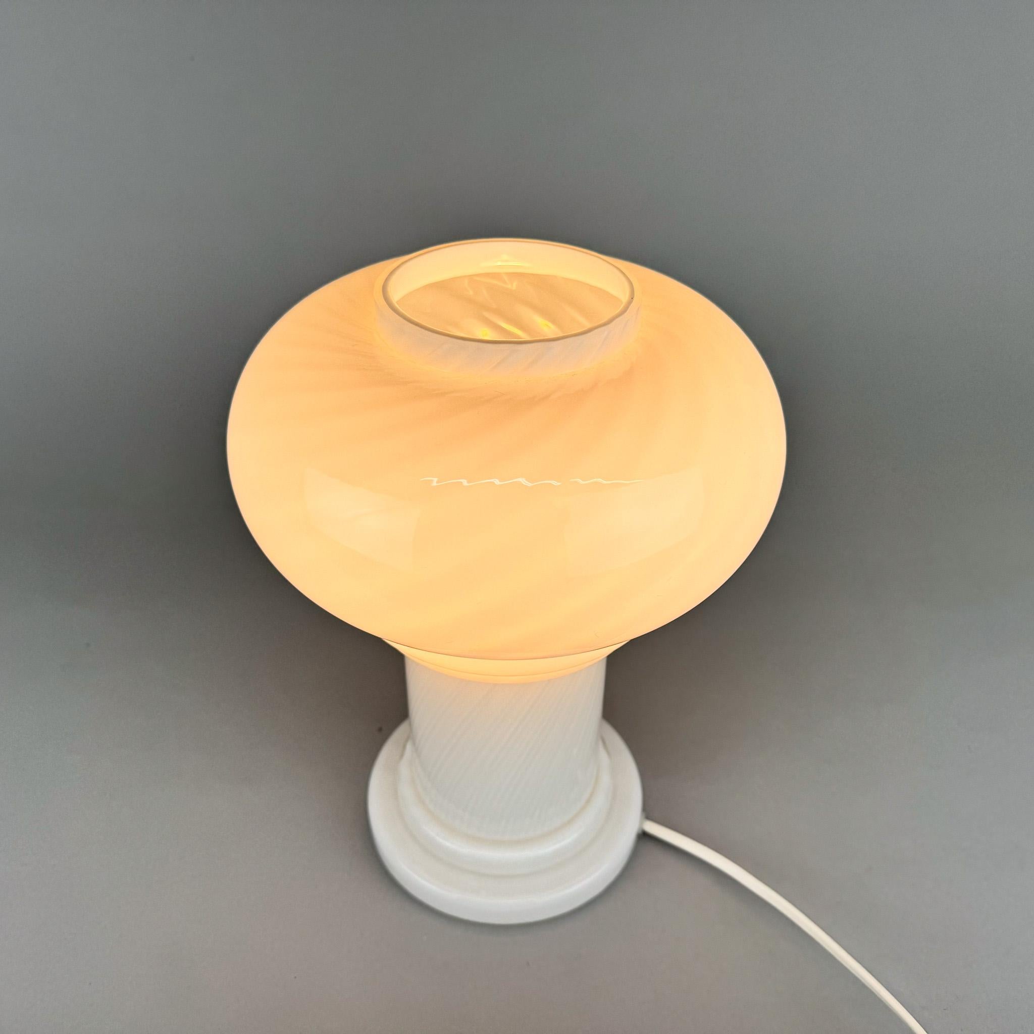 Lámpara de mesa de cristal Opaine de mediados de siglo Moderno de mediados de siglo en venta