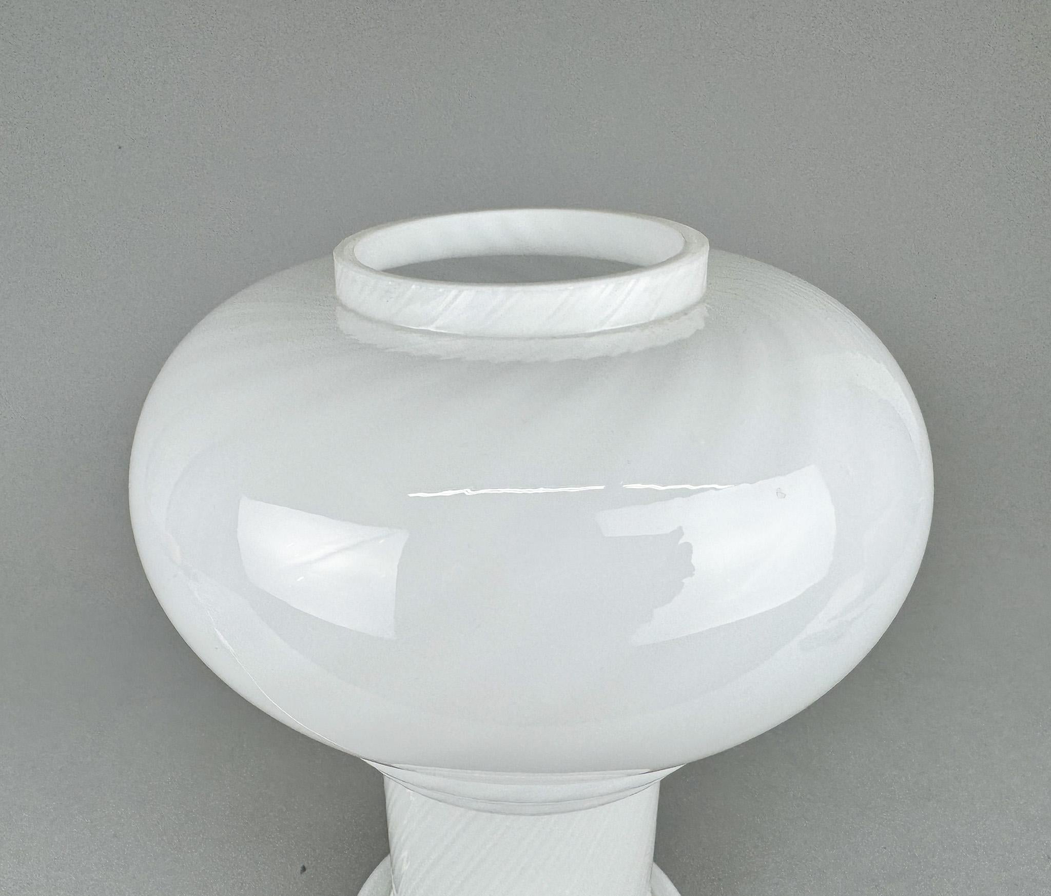 Lámpara de mesa de cristal Opaine de mediados de siglo en Bueno estado para la venta en Praha, CZ