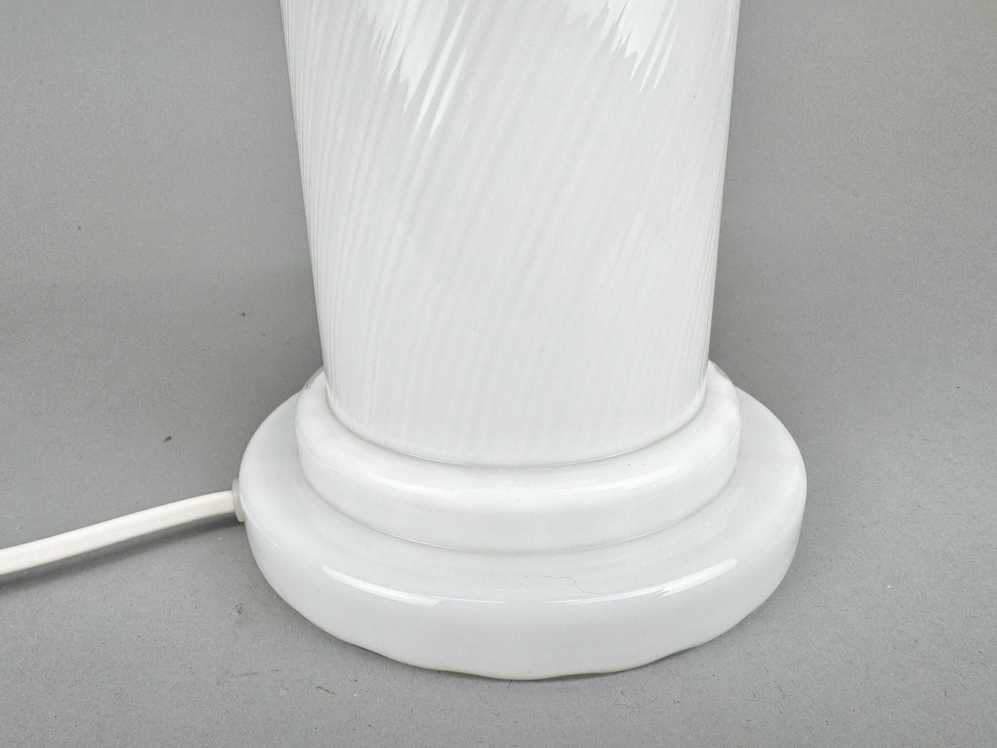 Lámpara de mesa de cristal Opaine de mediados de siglo siglo XX en venta