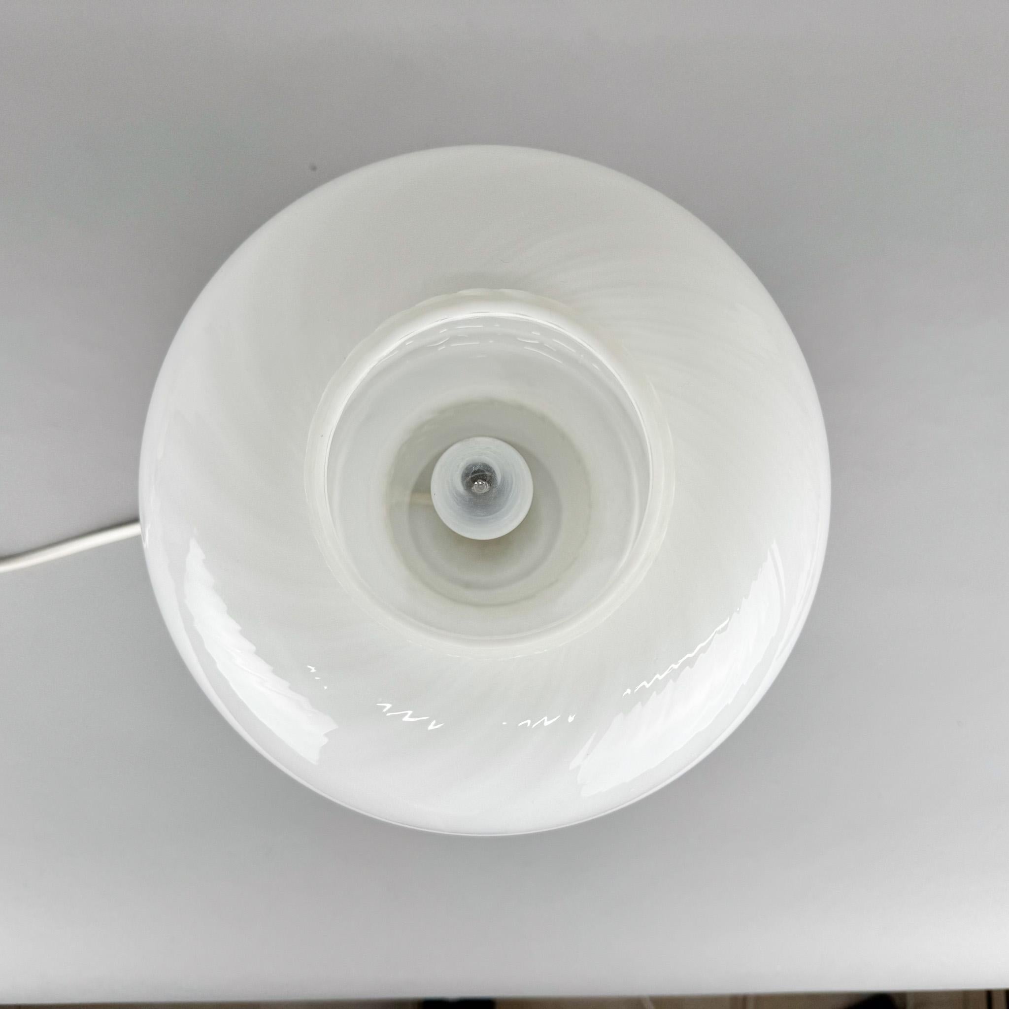 Lámpara de mesa de cristal Opaine de mediados de siglo Vidrio opalino en venta