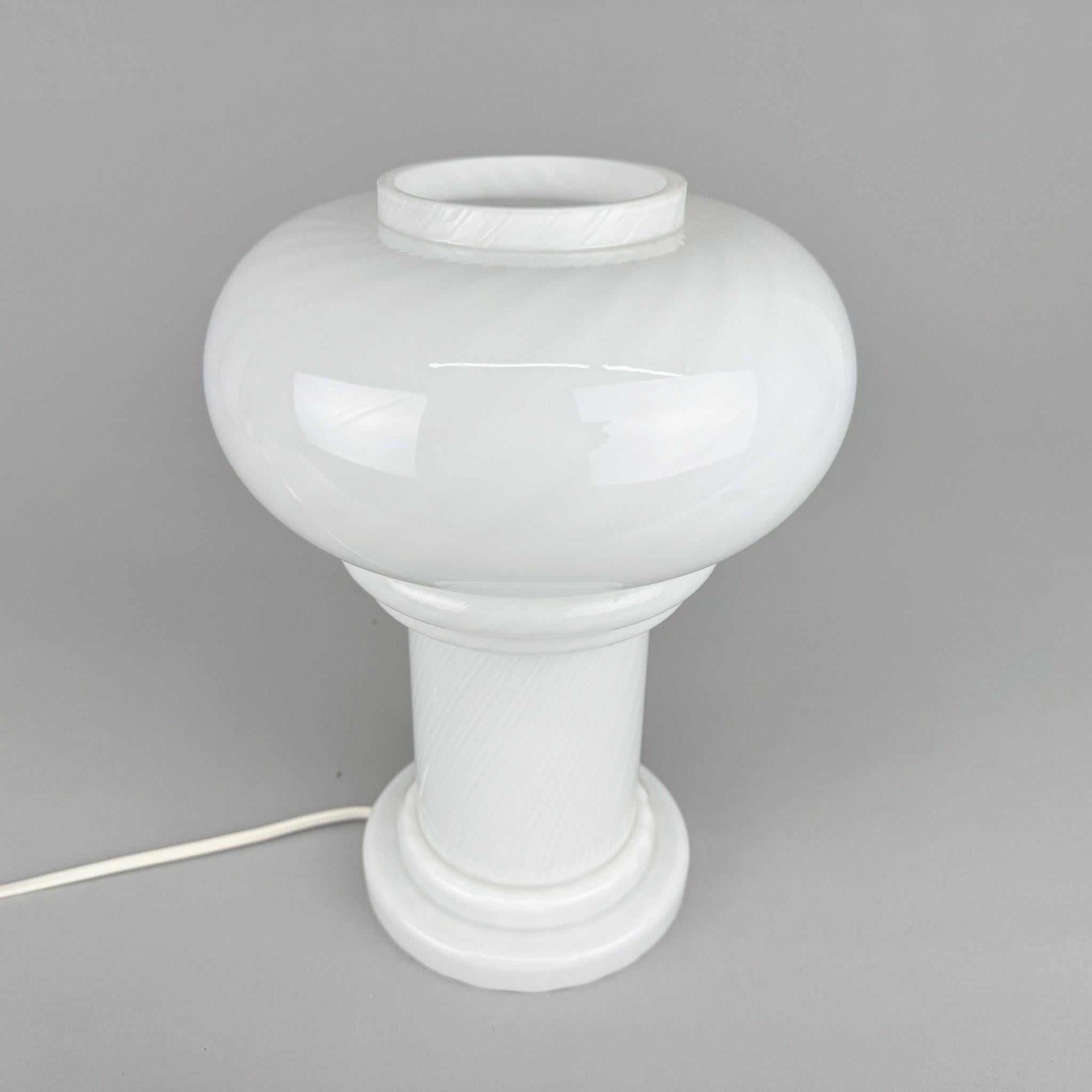 Lámpara de mesa de cristal Opaine de mediados de siglo en venta 1