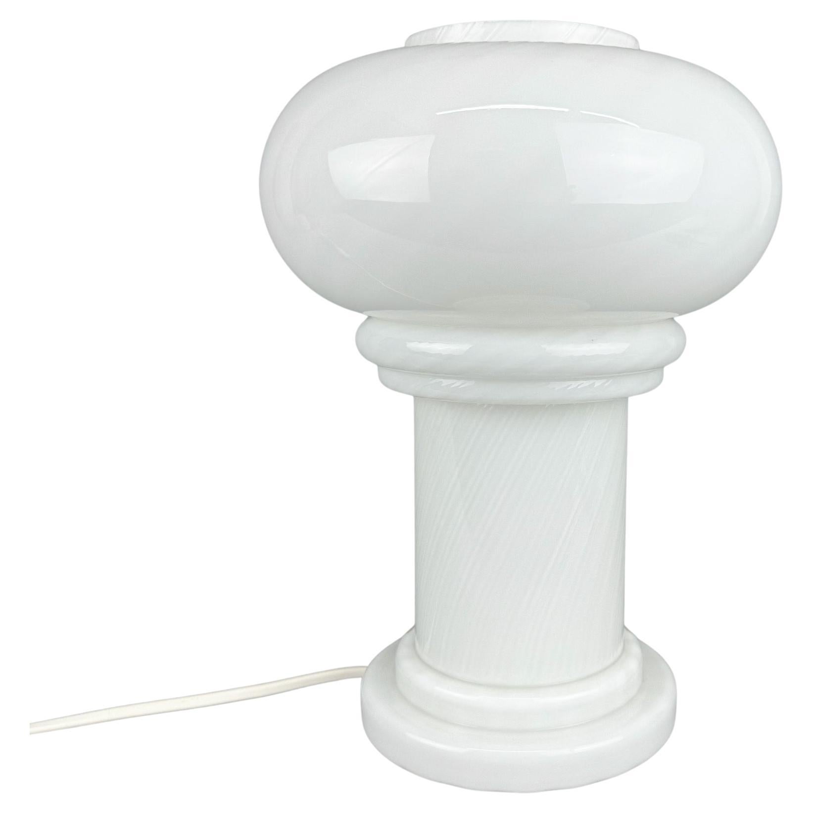 Lámpara de mesa de cristal Opaine de mediados de siglo en venta