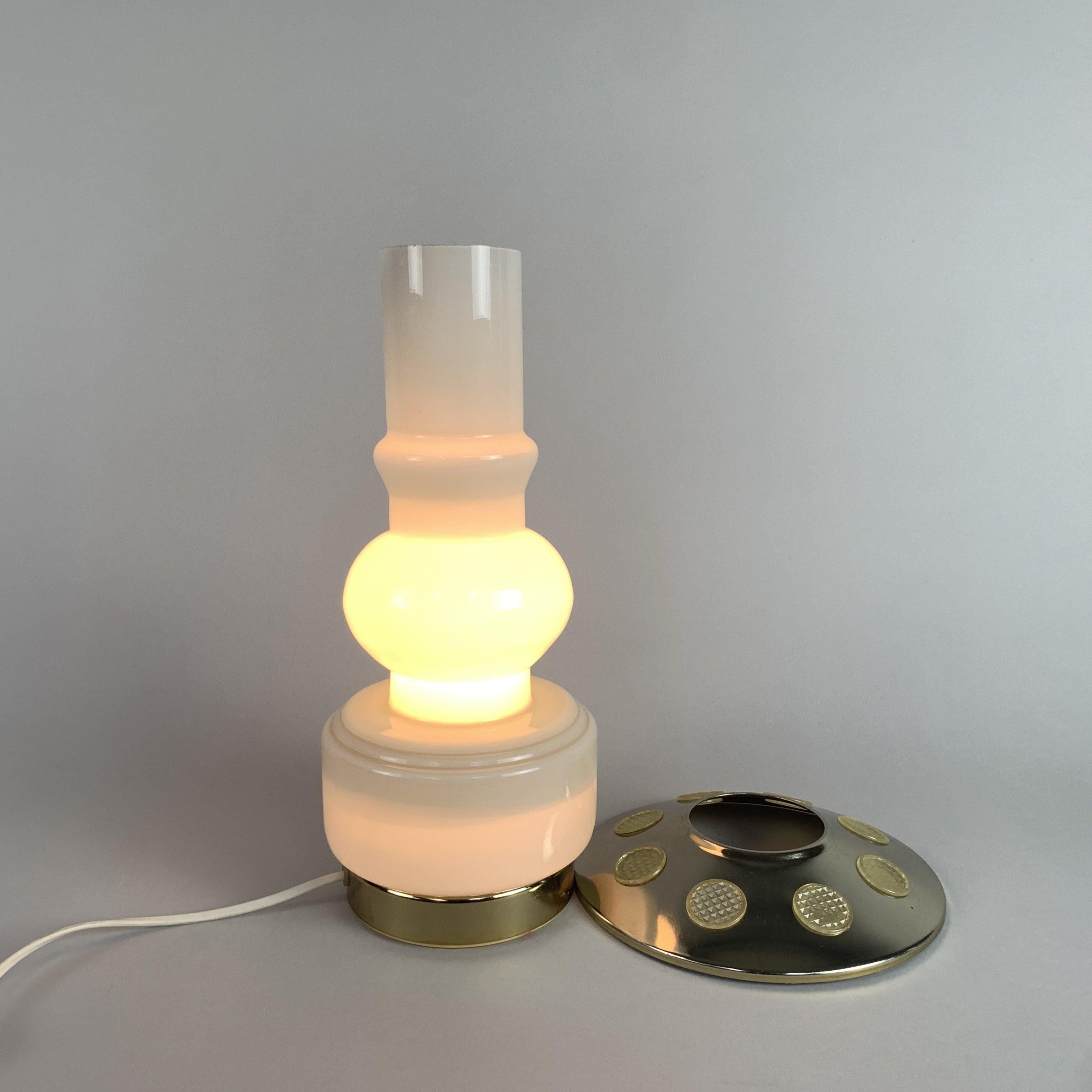Lampe de bureau du milieu du siècle en verre opale et plaqué laiton, années 1960 en vente 3