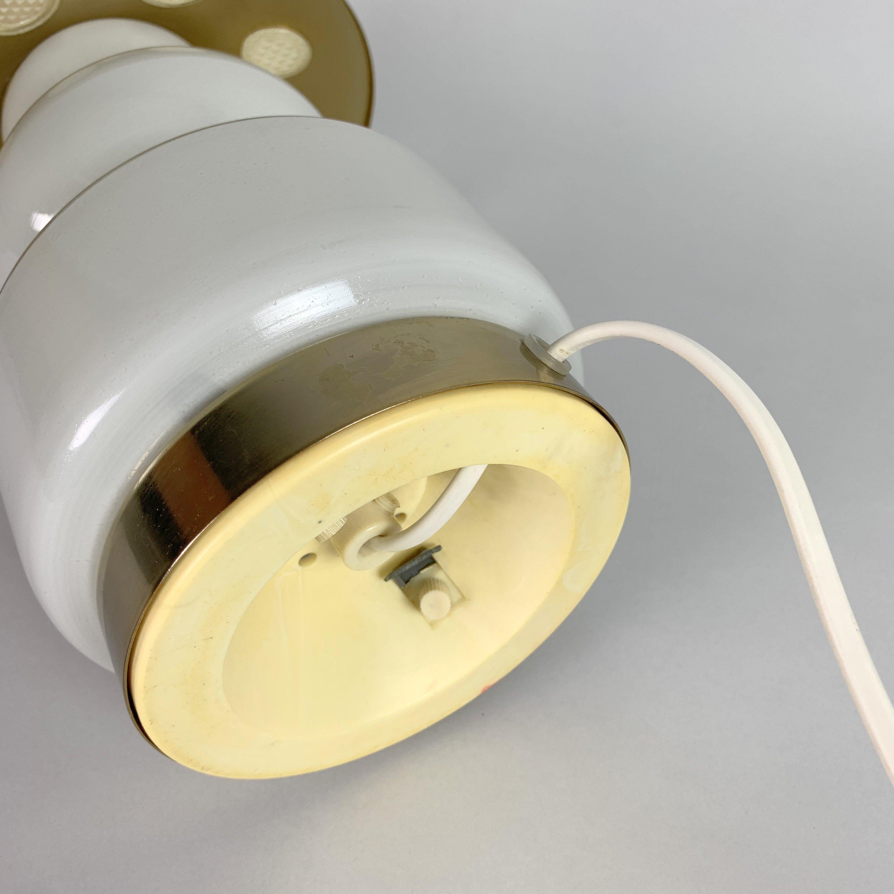 Mid-Century-Tischlampe aus Opalglas und Messing, 1960er Jahre im Angebot 4
