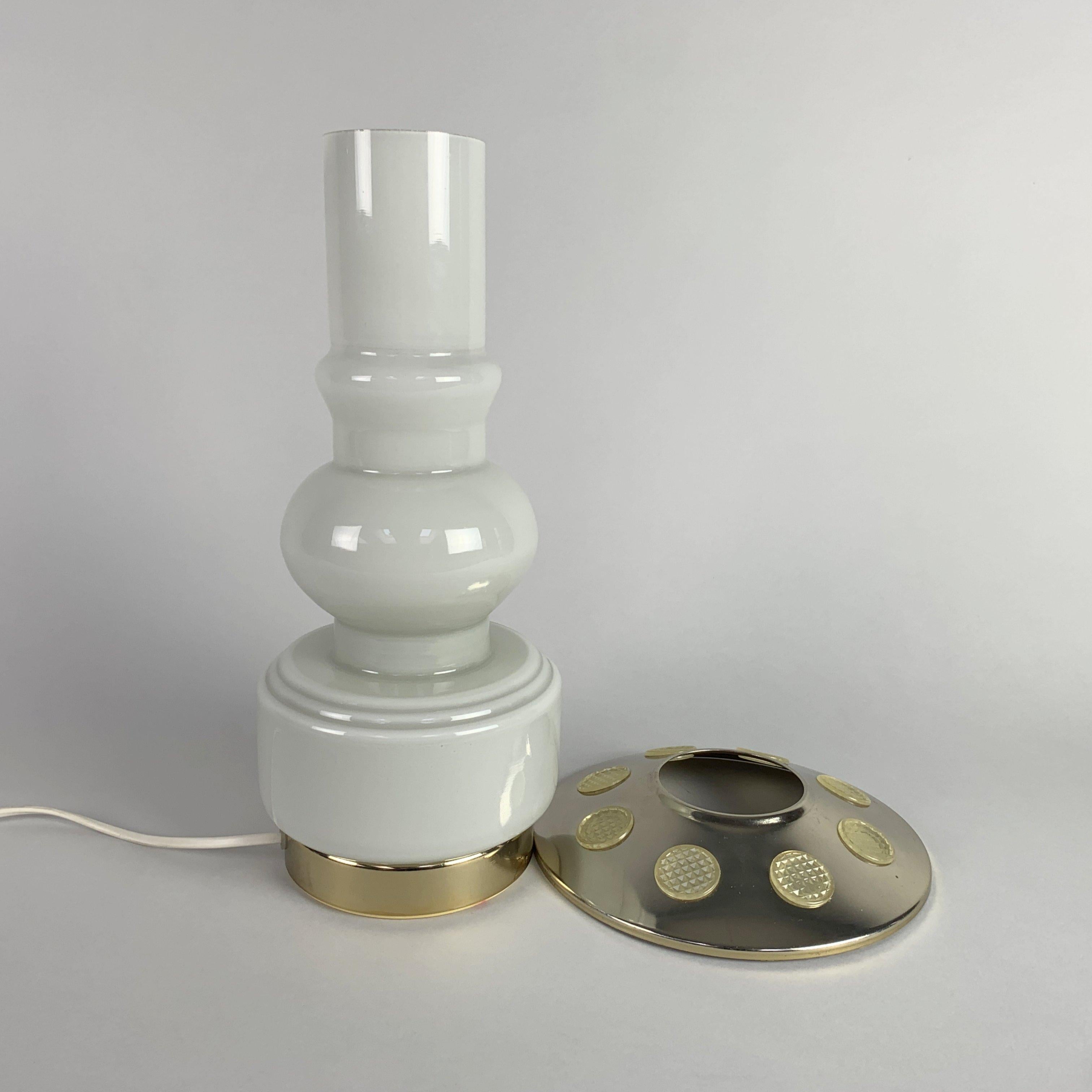 20ième siècle Lampe de bureau du milieu du siècle en verre opale et plaqué laiton, années 1960 en vente