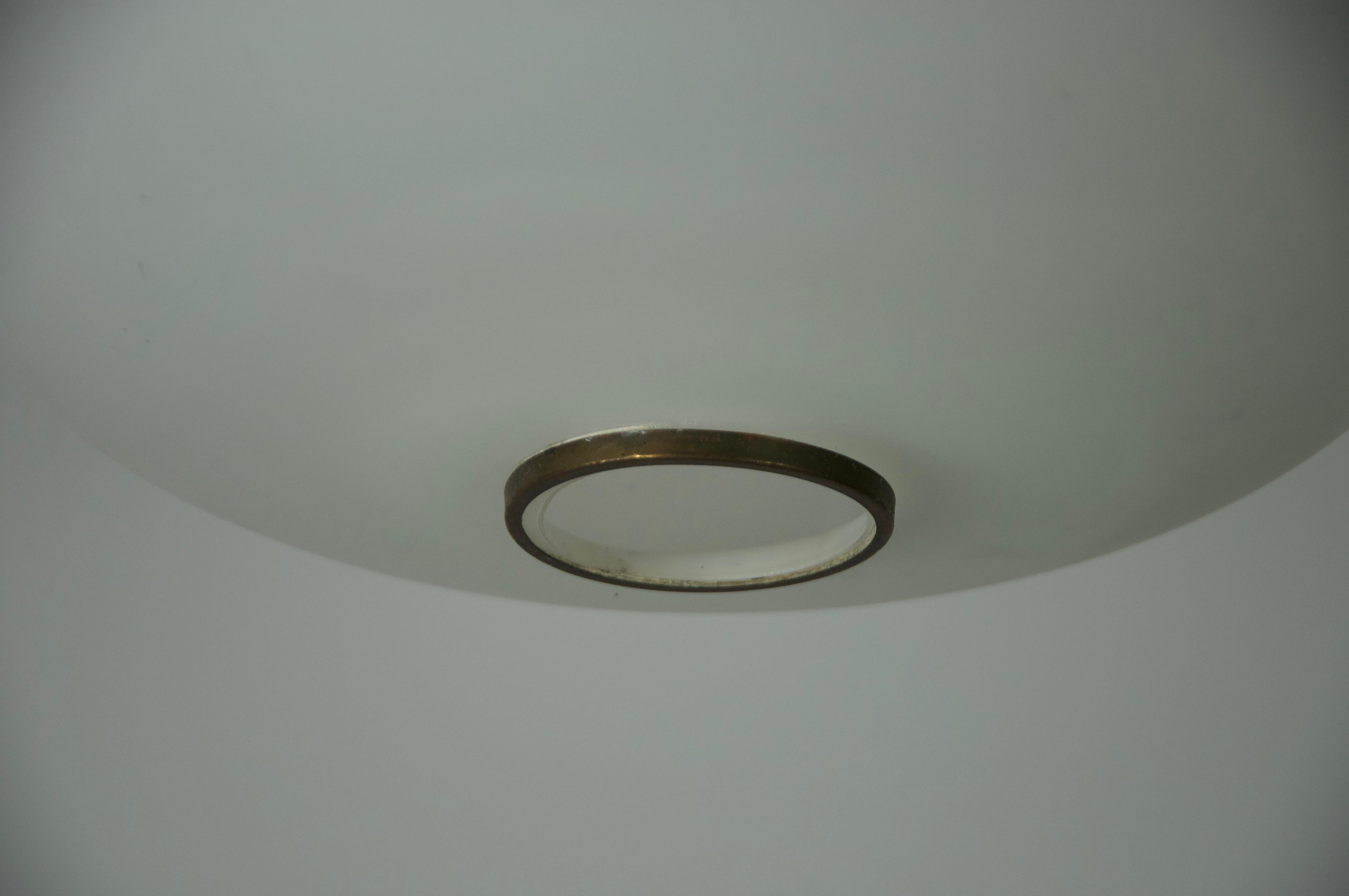 Lampada da soffitto in vetro opalino di metà secolo di Stilnovo, Italia, anni '60 in vendita 3