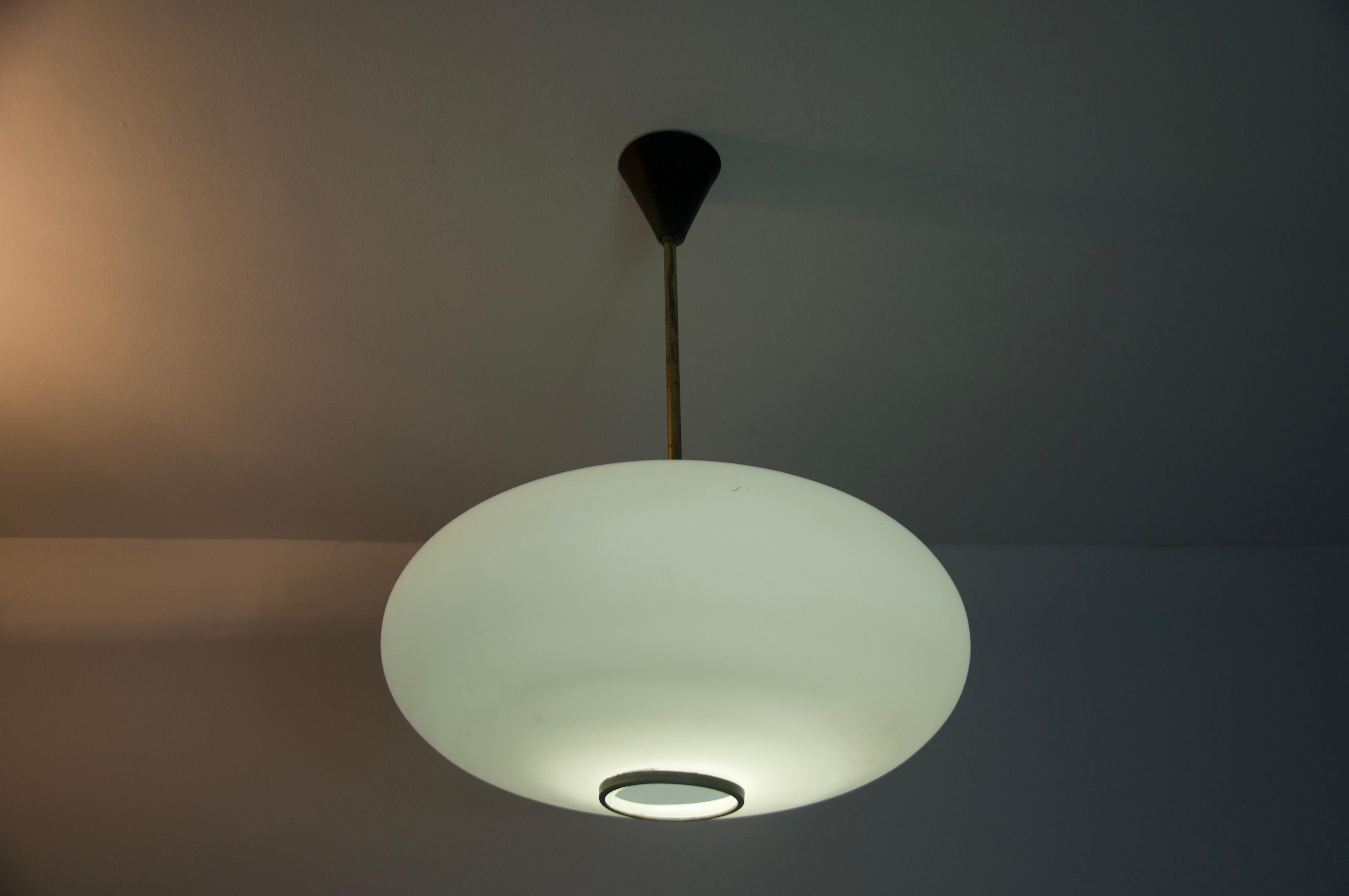 Lampada da soffitto in vetro opalino di metà secolo di Stilnovo, Italia, anni '60 in vendita 5