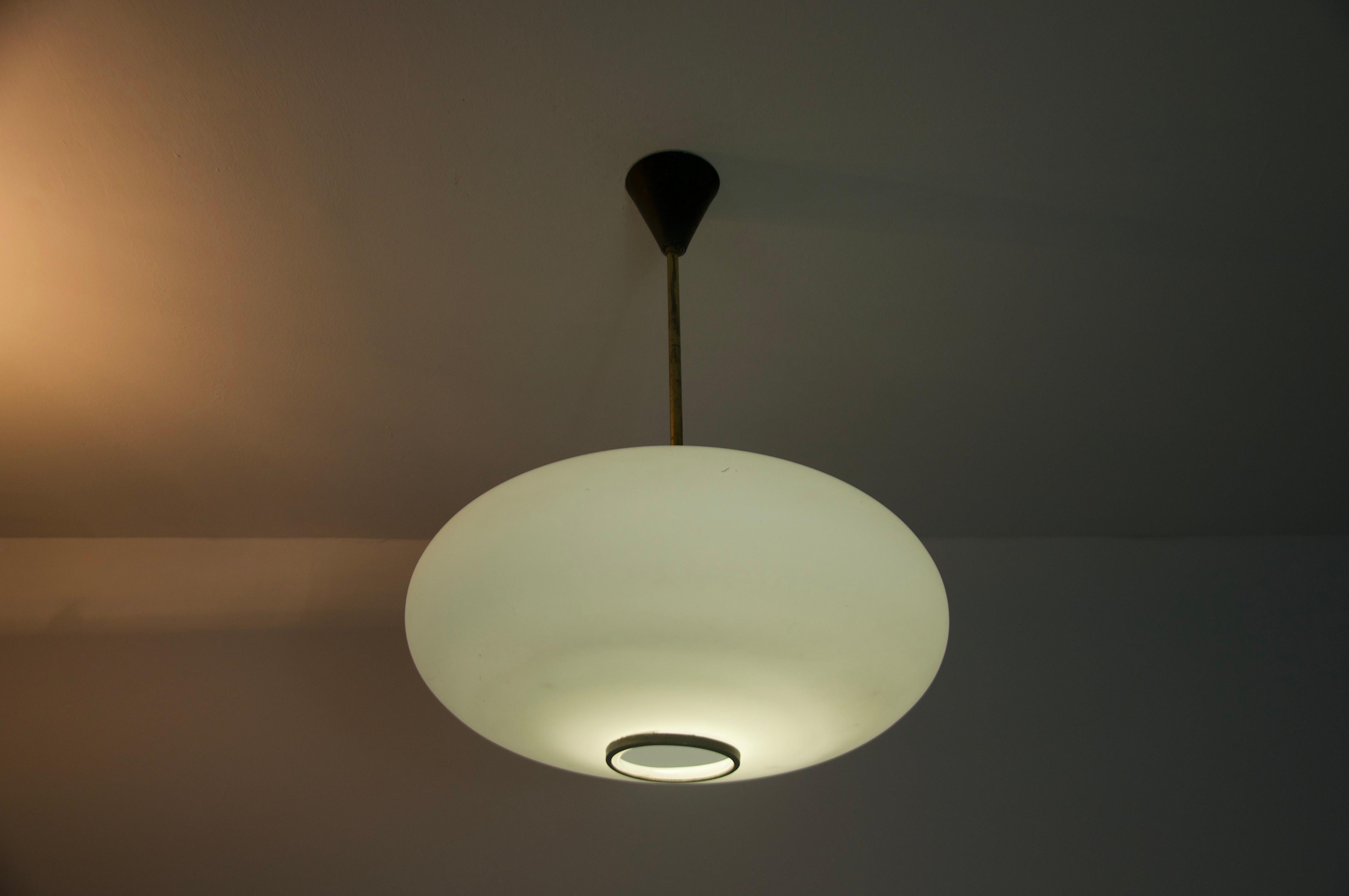 Lampada da soffitto in vetro opalino di metà secolo di Stilnovo, Italia, anni '60 in vendita 6