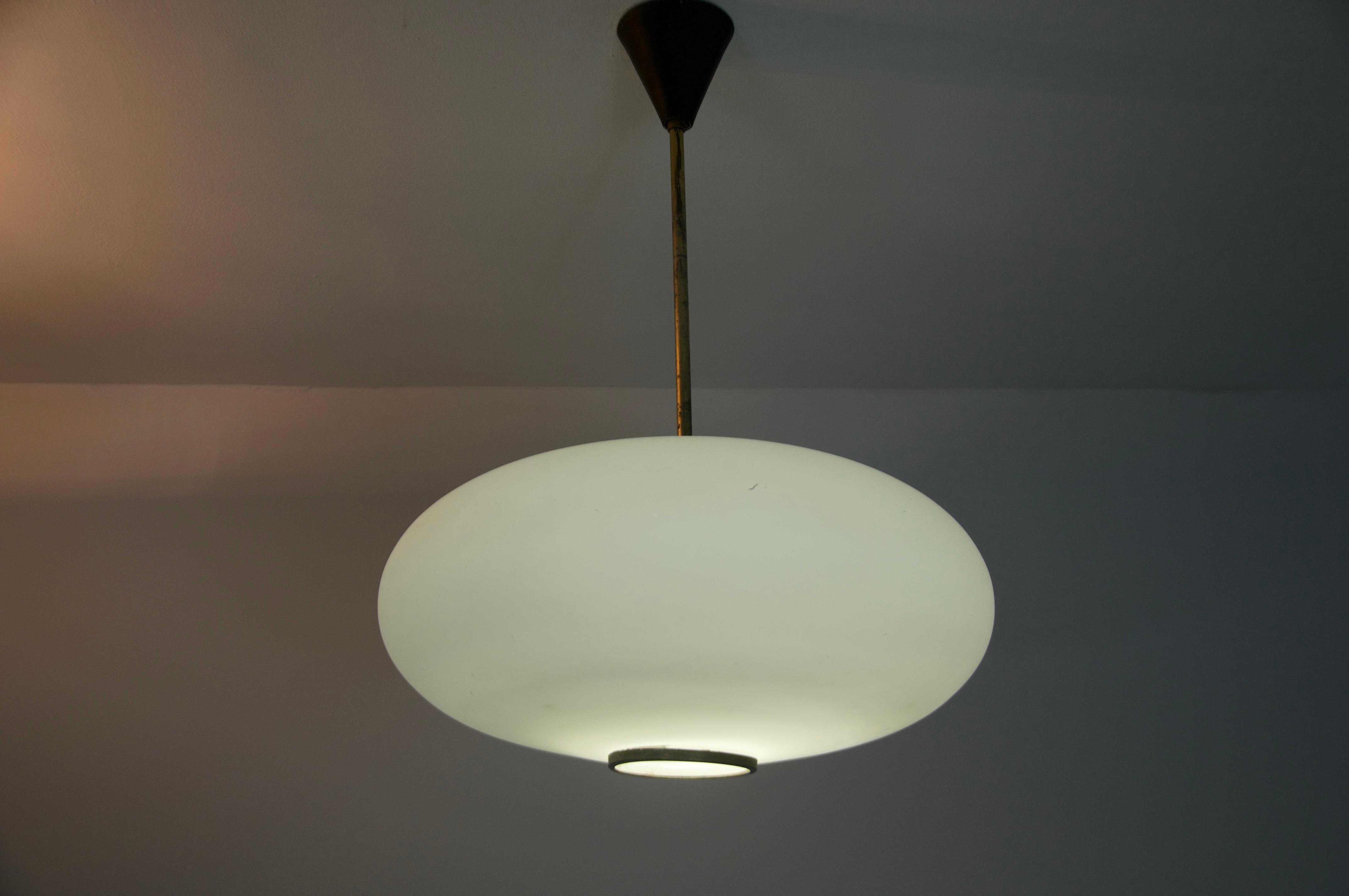 Lampada da soffitto in vetro opalino di metà secolo di Stilnovo, Italia, anni '60 in vendita 7