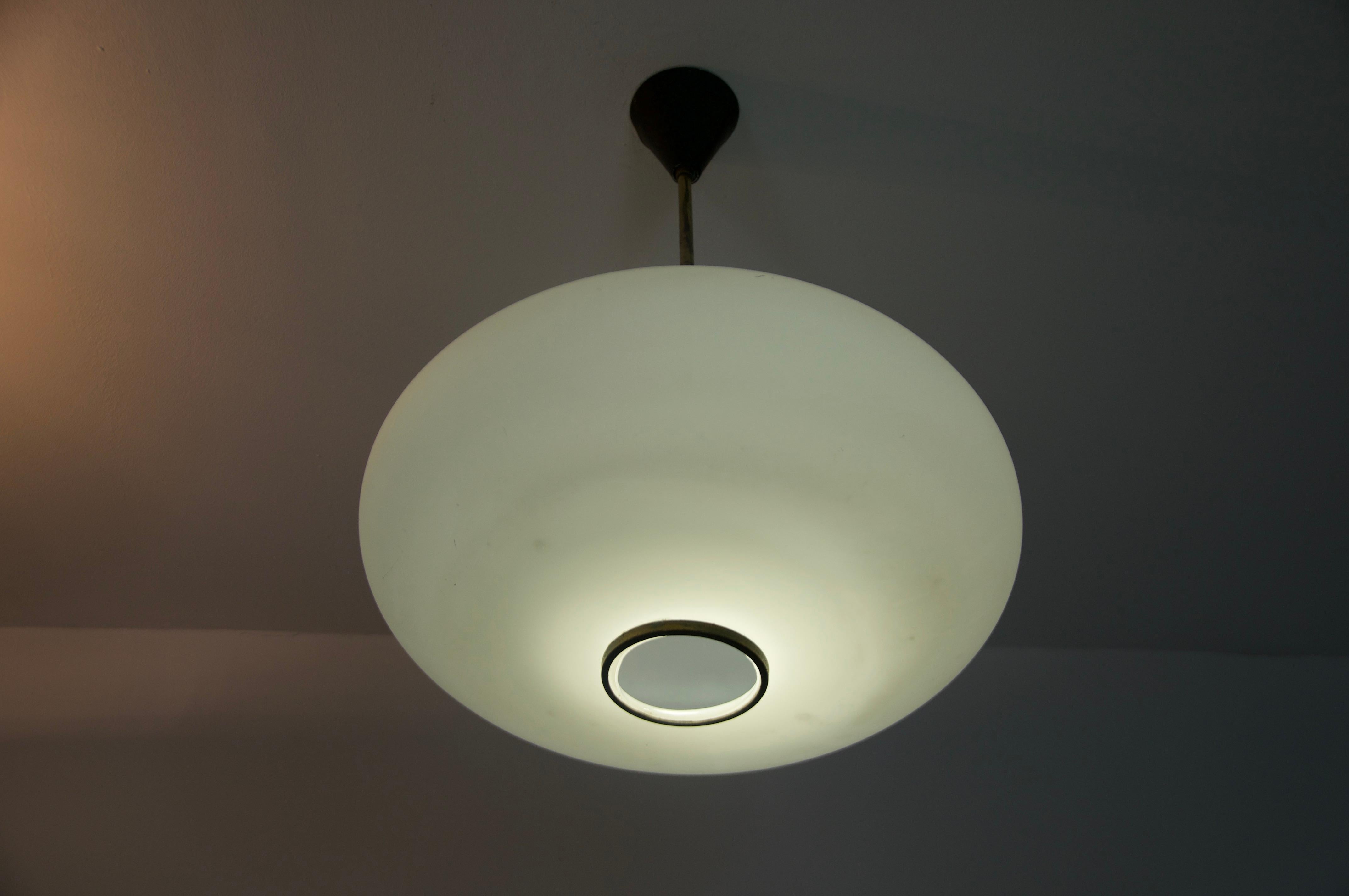 Lampada da soffitto in vetro opalino di metà secolo di Stilnovo, Italia, anni '60 in vendita 8