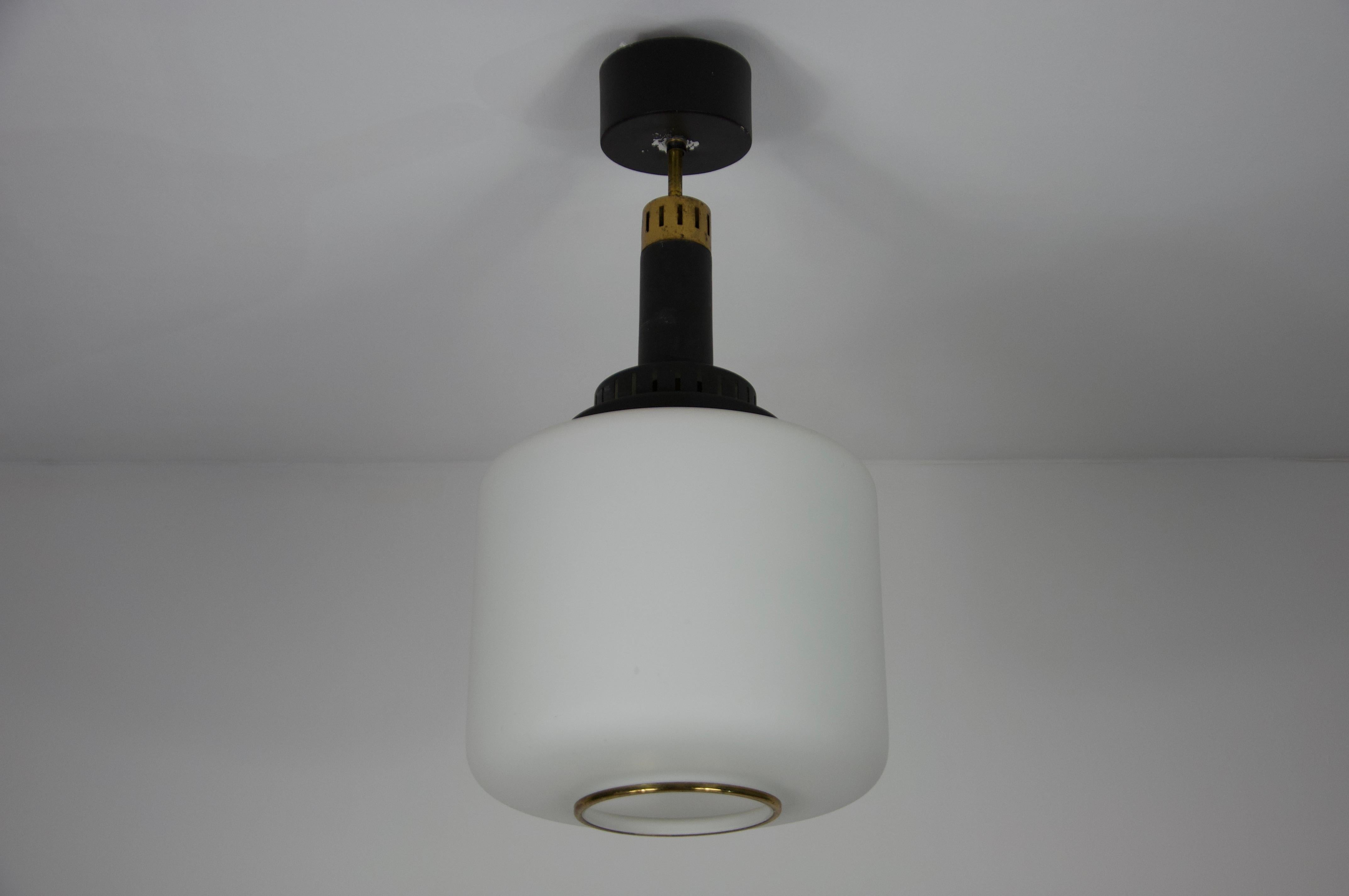 Diese elegante italienische Deckenleuchte von Stilnovo aus den 1960er Jahren ist ein beeindruckendes Beispiel für modernes Design aus der Mitte des Jahrhunderts. Das Herzstück ist ein wunderschön gearbeiteter Opalglasschirm, der von einem eleganten