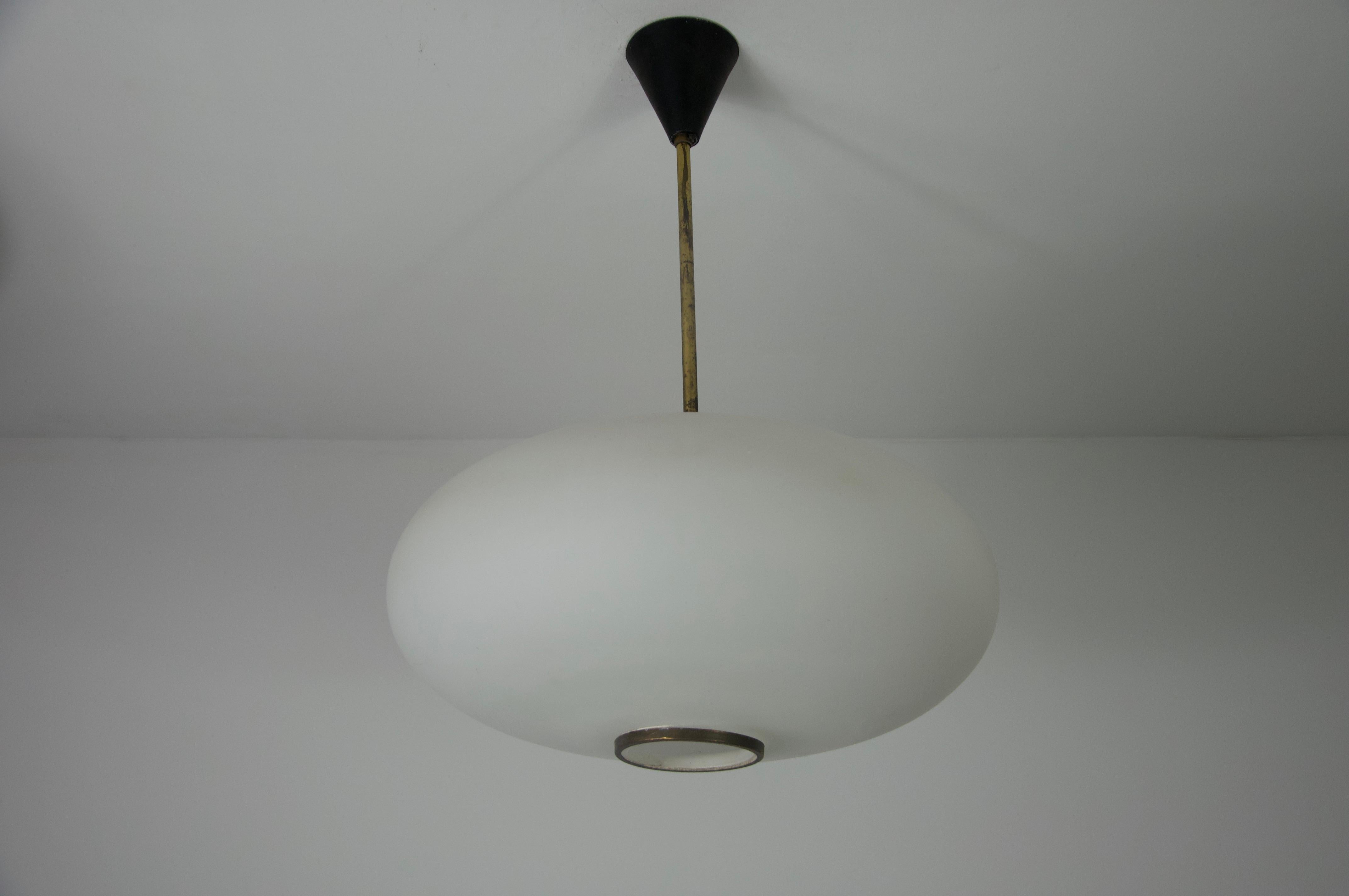Questa elegante lampada da soffitto italiana di Stilnovo degli anni '60 è uno splendido esempio di design moderno di metà secolo. Il centro è costituito da un paralume in vetro opalino di ottima fattura, accentuato da un elegante anello in ottone