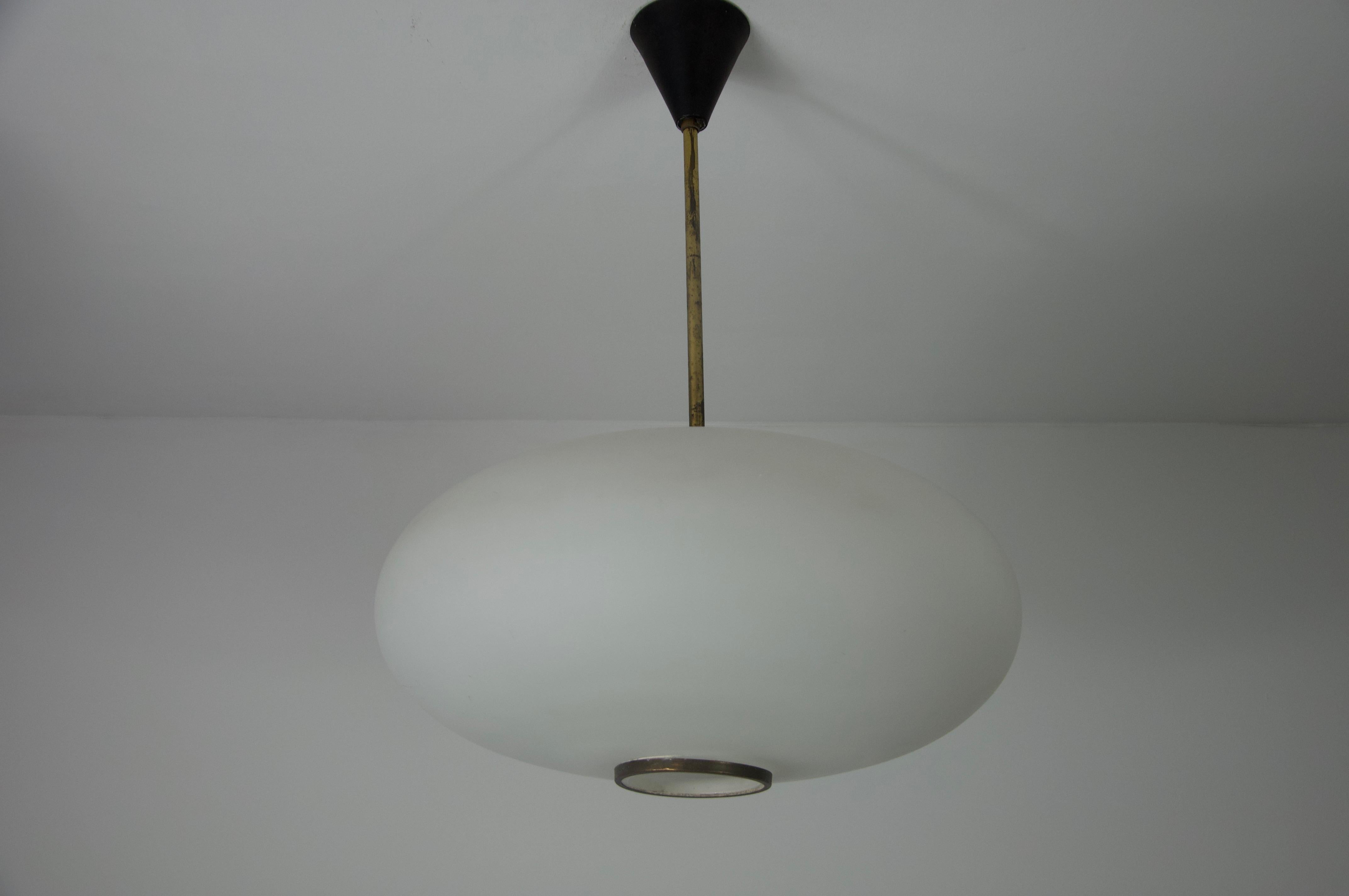 Mid-Century moderno Lampada da soffitto in vetro opalino di metà secolo di Stilnovo, Italia, anni '60 in vendita