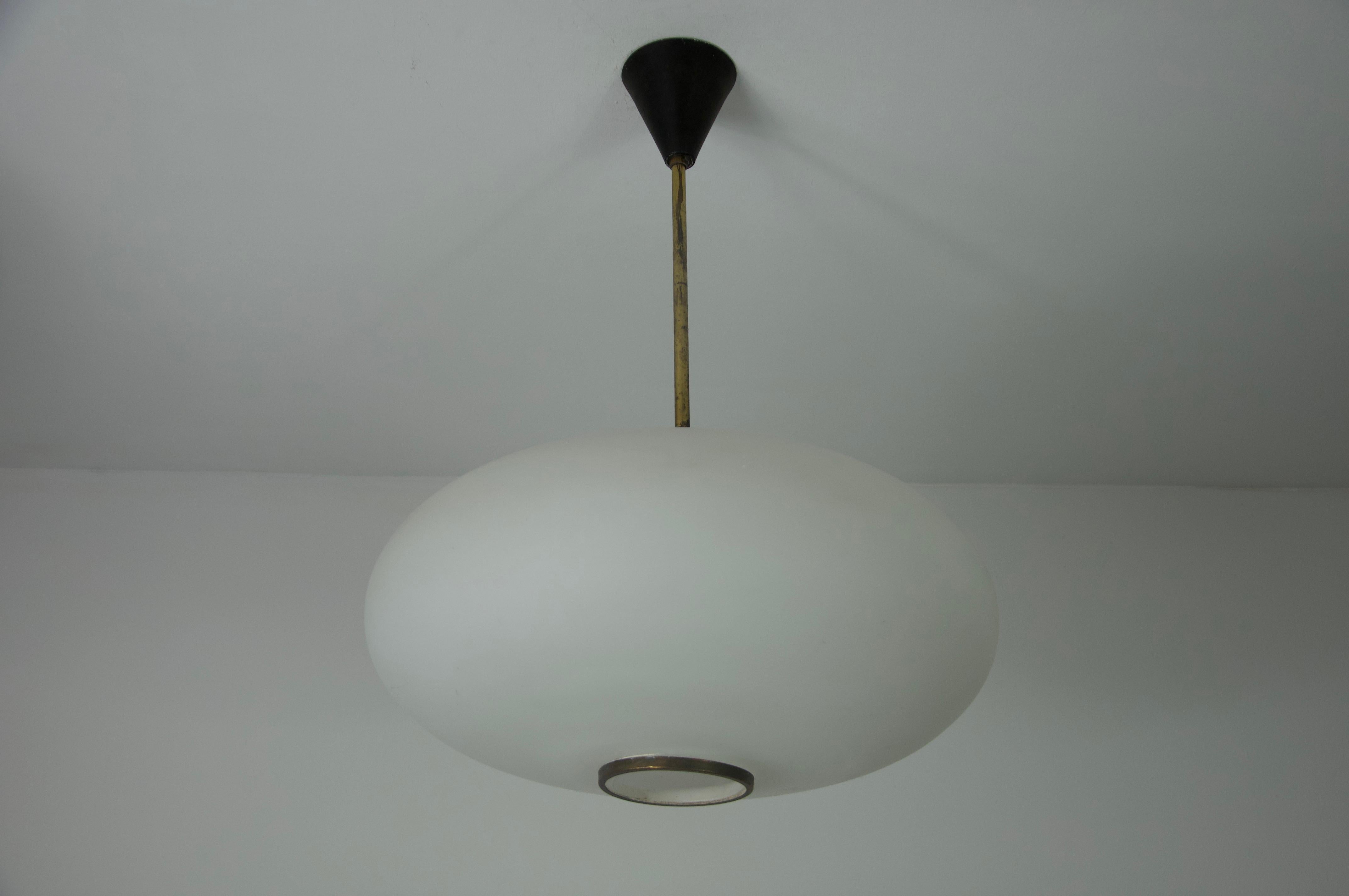 Lampada da soffitto in vetro opalino di metà secolo di Stilnovo, Italia, anni '60 In condizioni buone in vendita a Hagenbach, DE