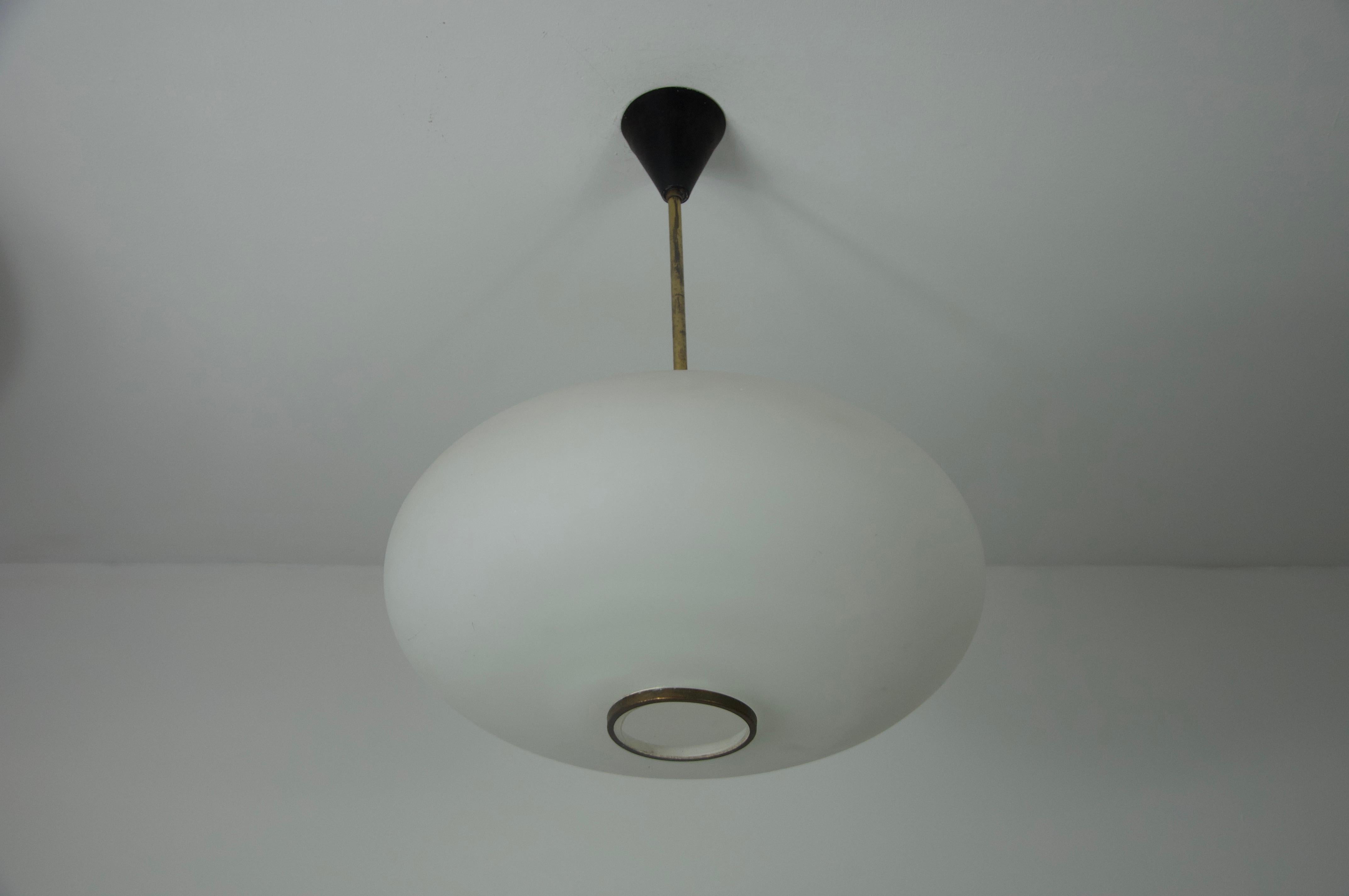 Metallo Lampada da soffitto in vetro opalino di metà secolo di Stilnovo, Italia, anni '60 in vendita