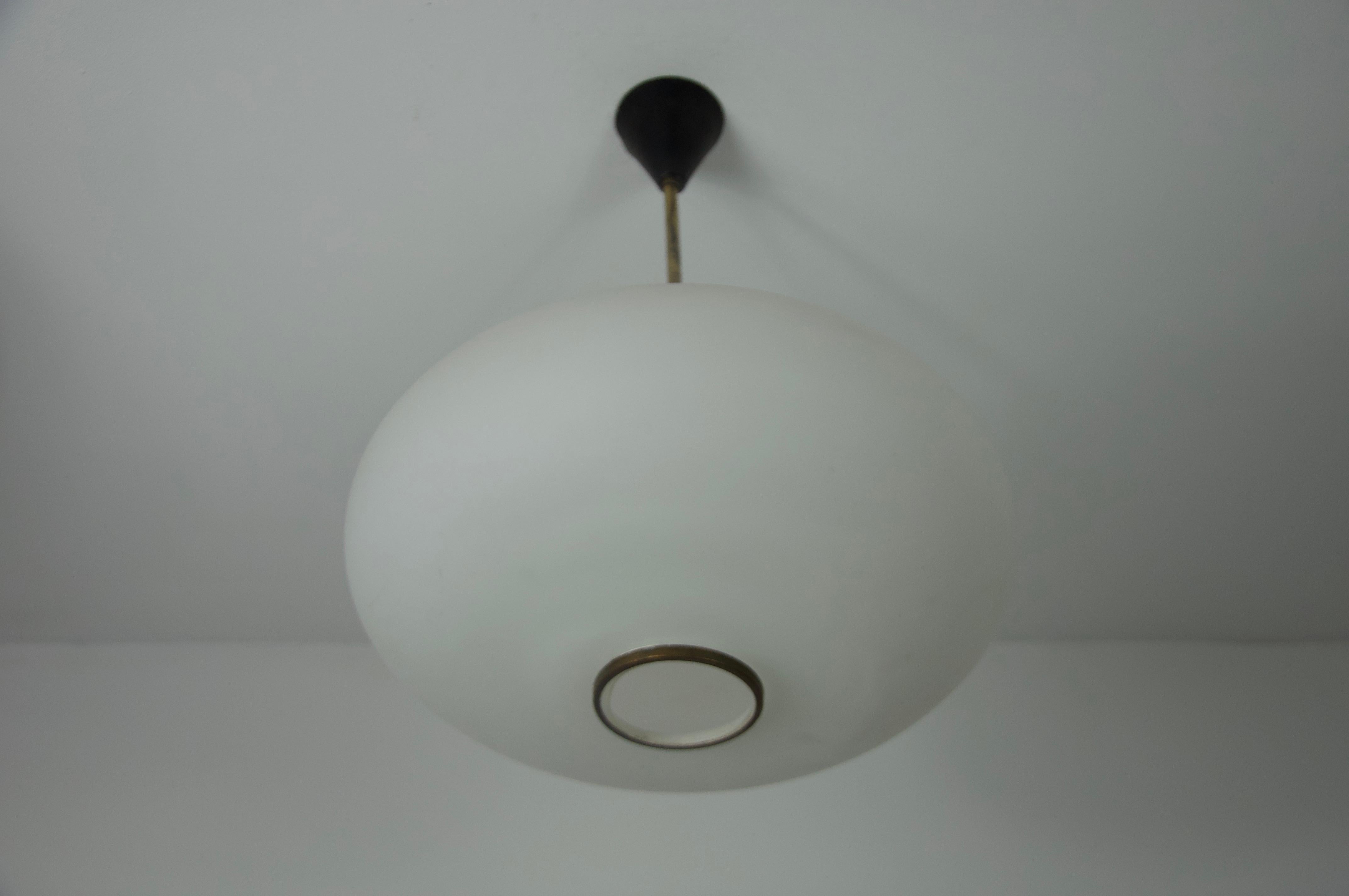 Lampada da soffitto in vetro opalino di metà secolo di Stilnovo, Italia, anni '60 in vendita 1