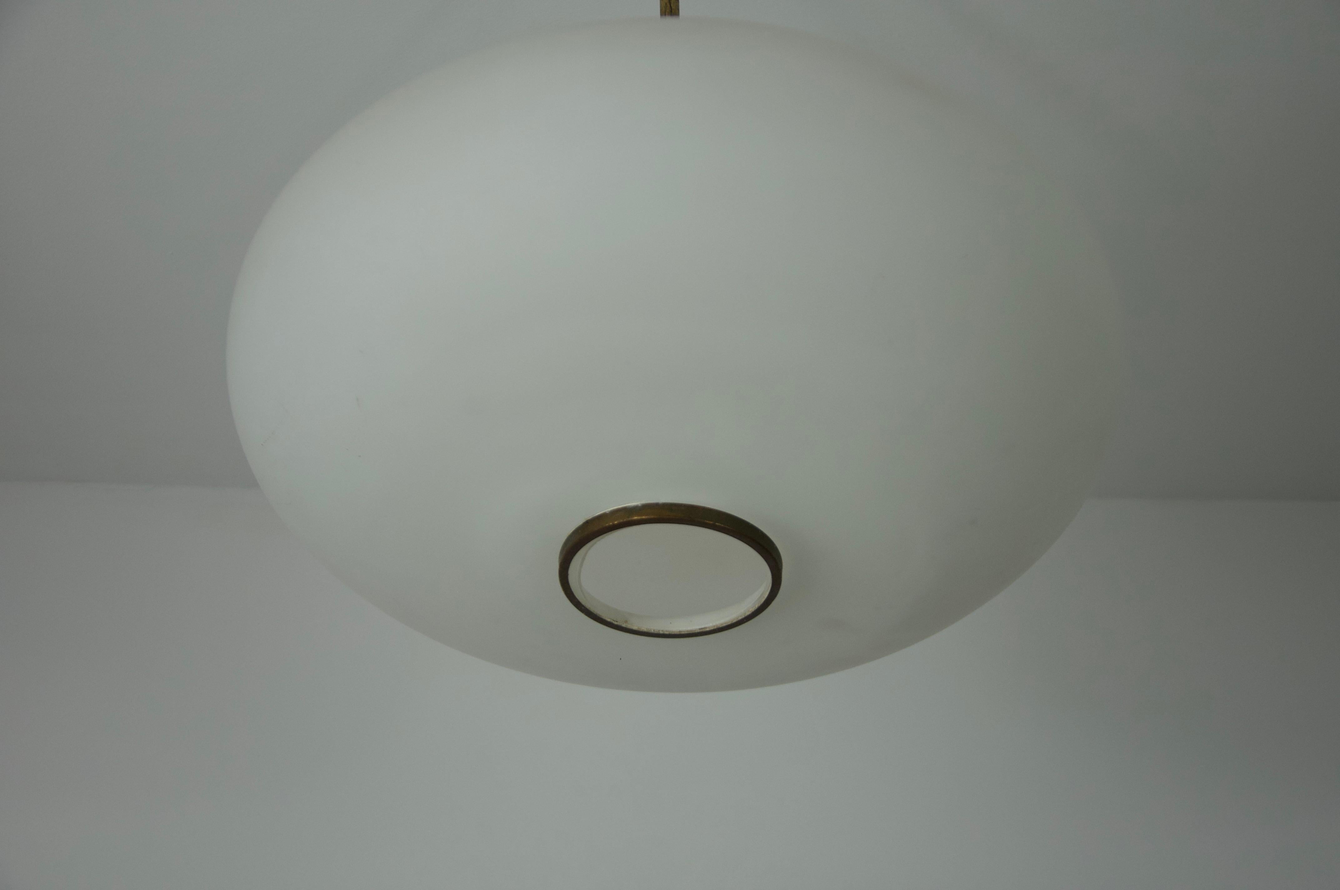 Lampada da soffitto in vetro opalino di metà secolo di Stilnovo, Italia, anni '60 in vendita 2