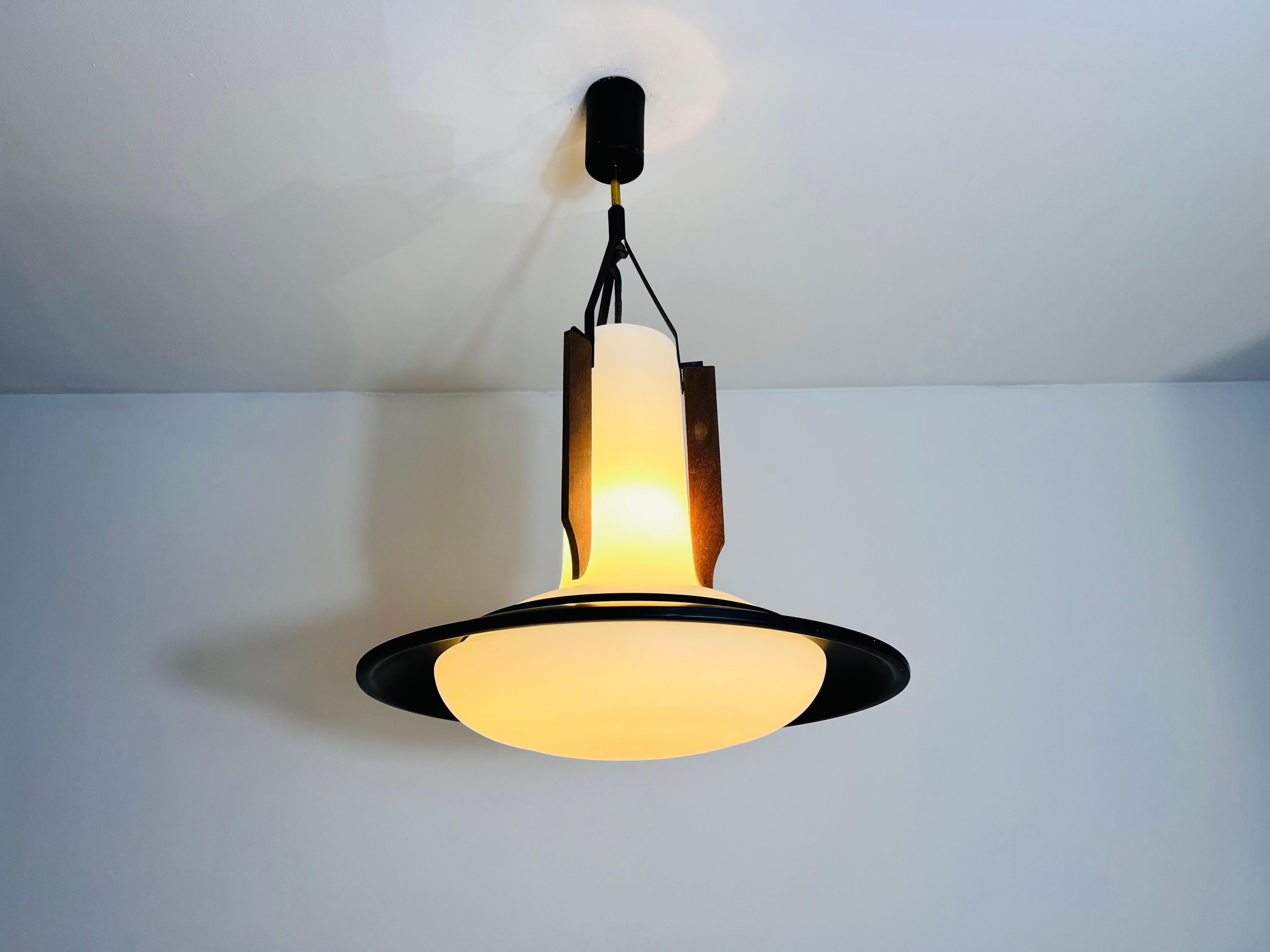 Lampada da soffitto in vetro opalino di metà secolo, Italia, anni '60 in vendita 3