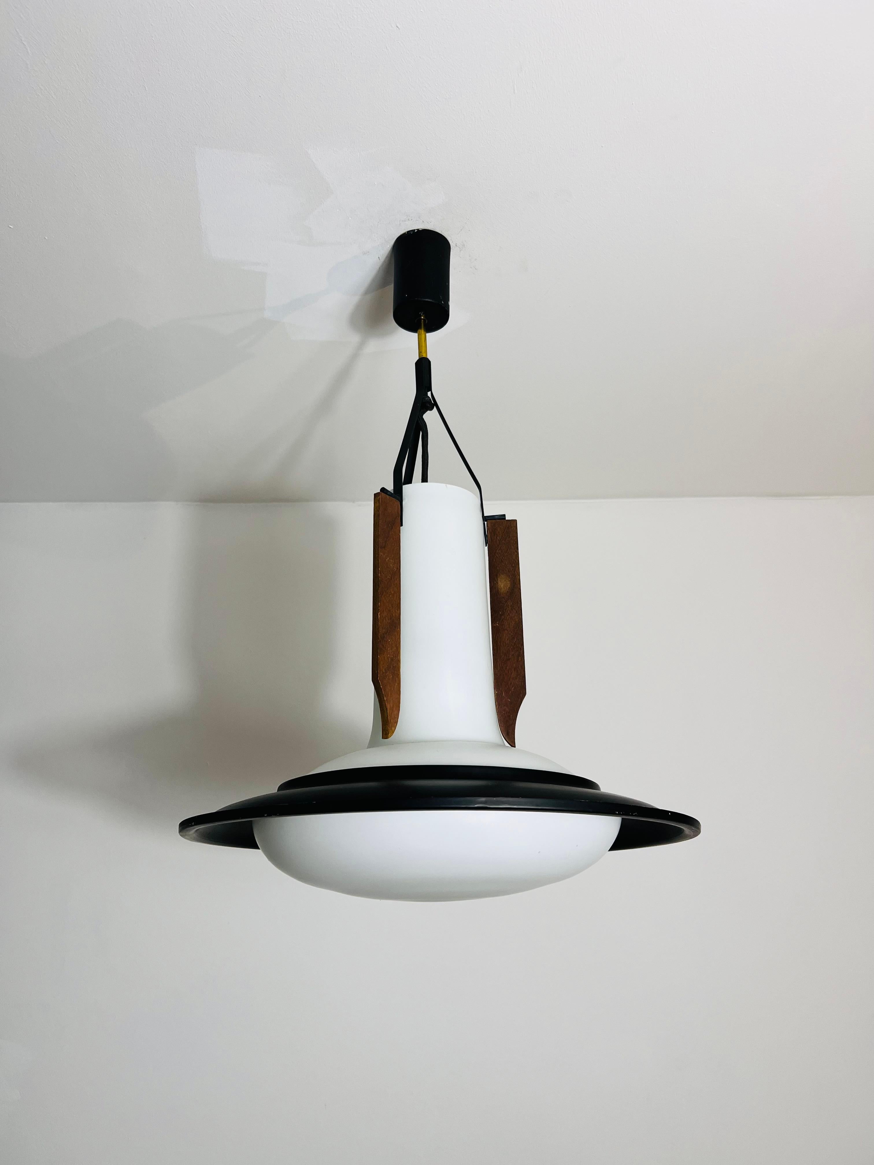 Italiano Lampada da soffitto in vetro opalino di metà secolo, Italia, anni '60 in vendita
