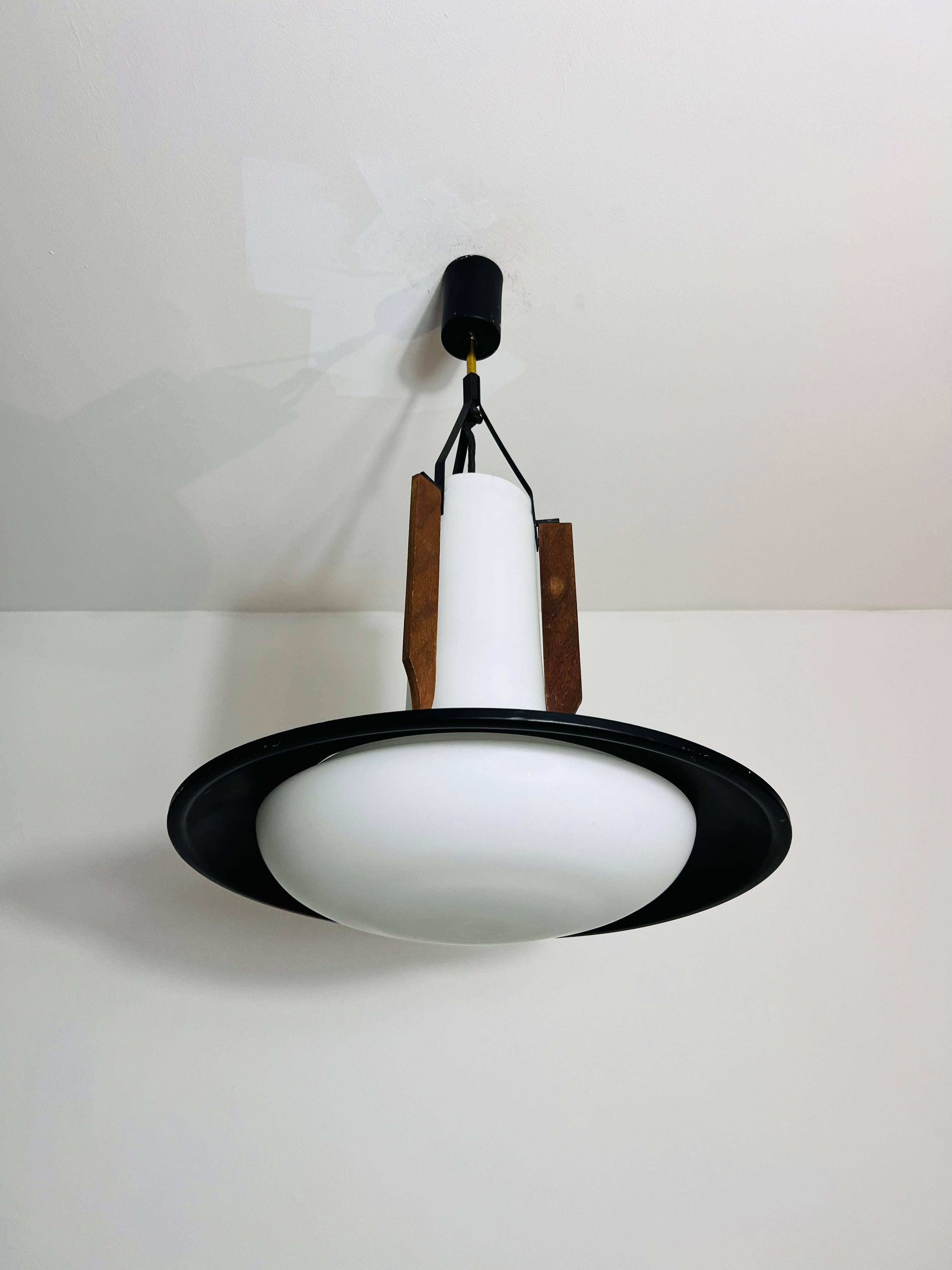 Lampada da soffitto in vetro opalino di metà secolo, Italia, anni '60 In condizioni buone in vendita a Hagenbach, DE