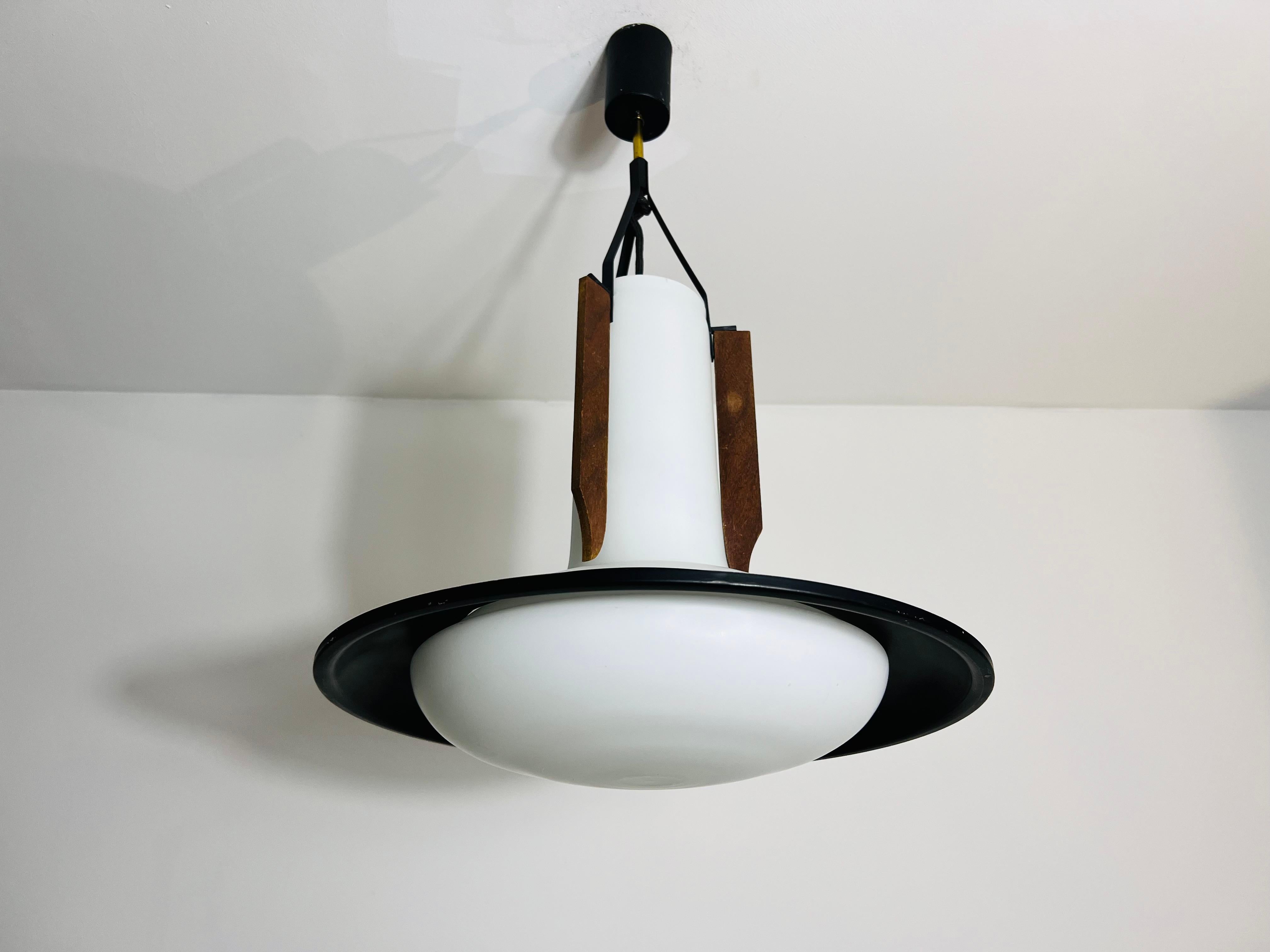 Metallo Lampada da soffitto in vetro opalino di metà secolo, Italia, anni '60 in vendita