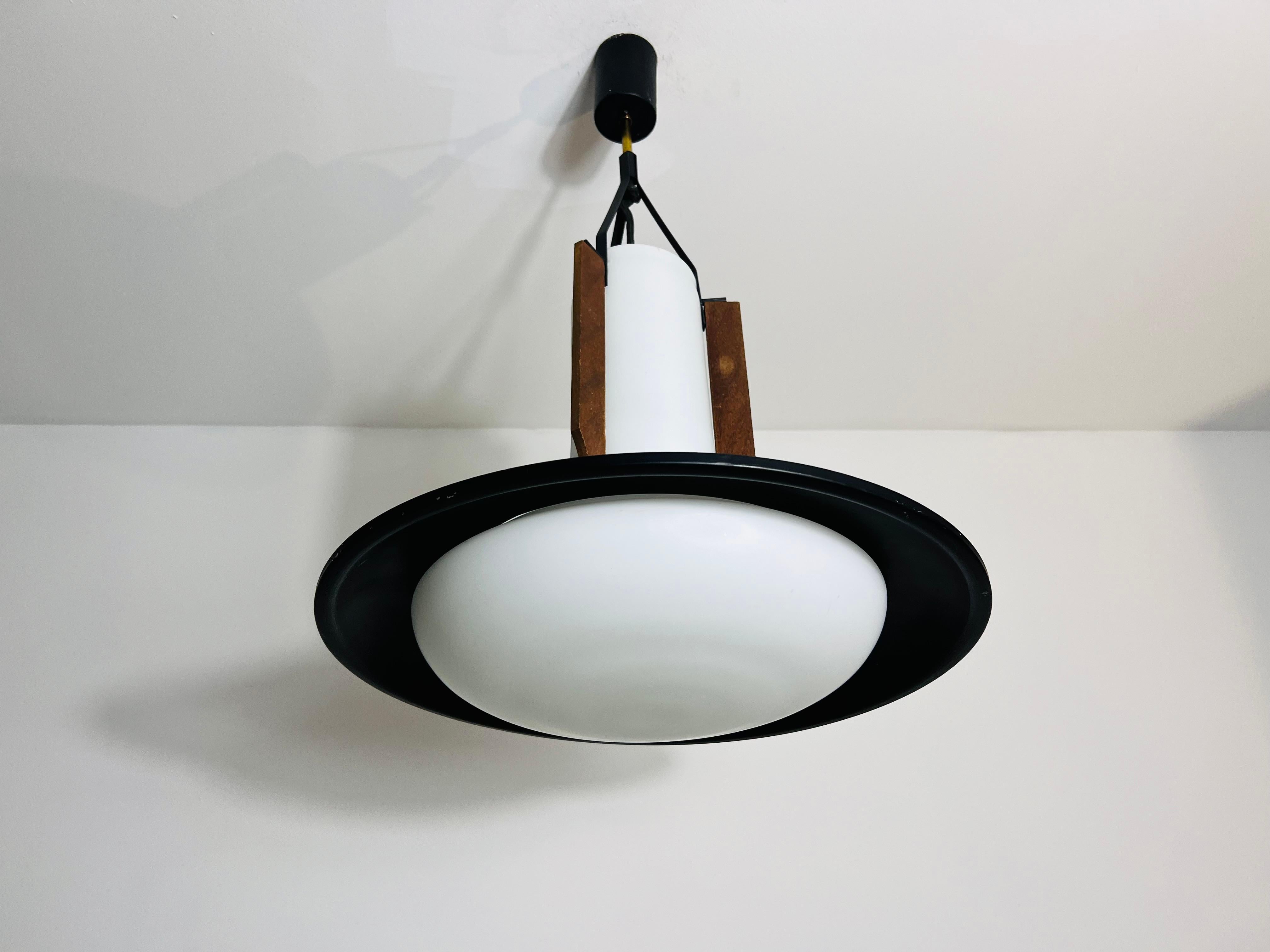 Lampada da soffitto in vetro opalino di metà secolo, Italia, anni '60 in vendita 1