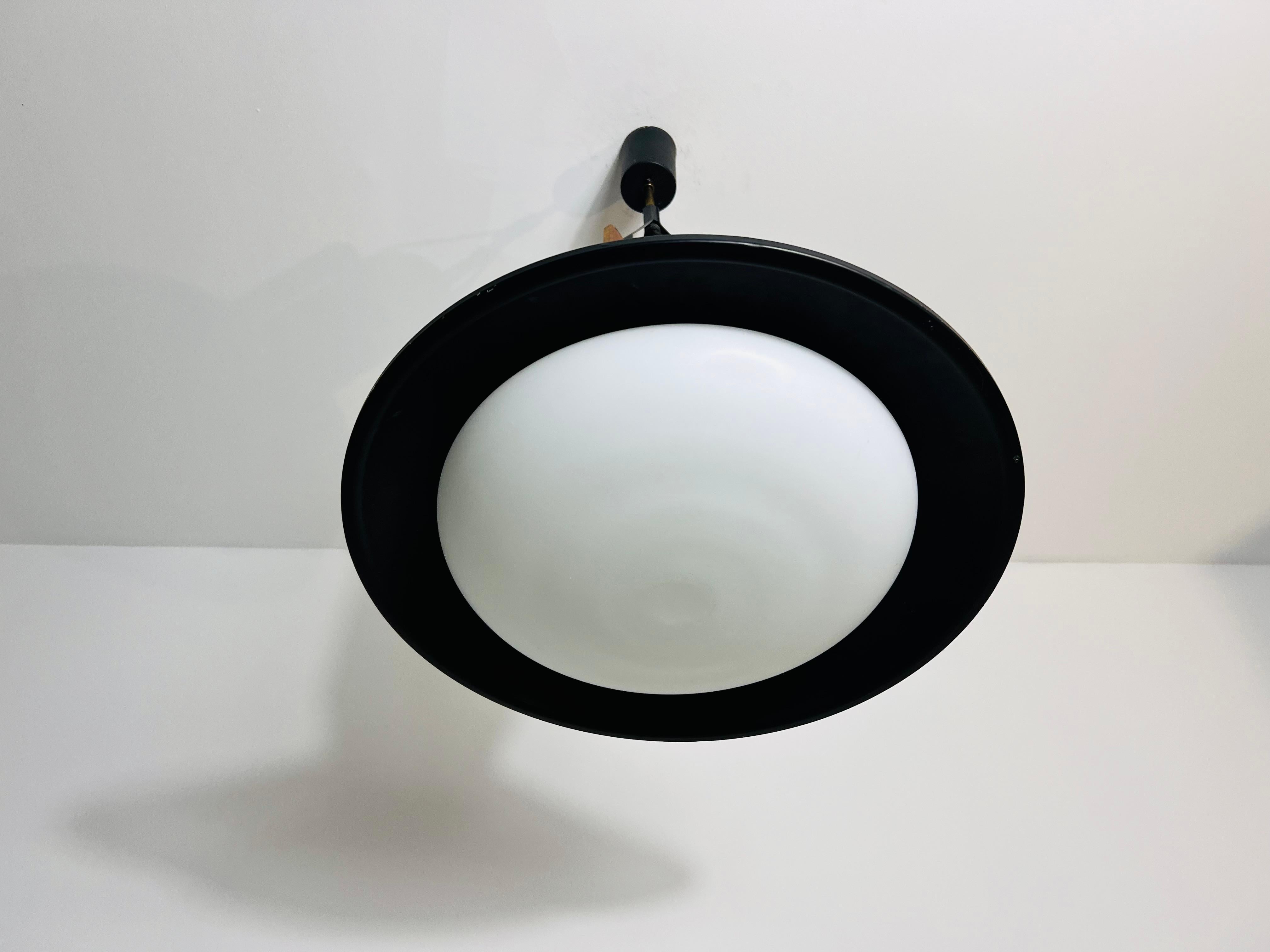 Lampada da soffitto in vetro opalino di metà secolo, Italia, anni '60 in vendita 2