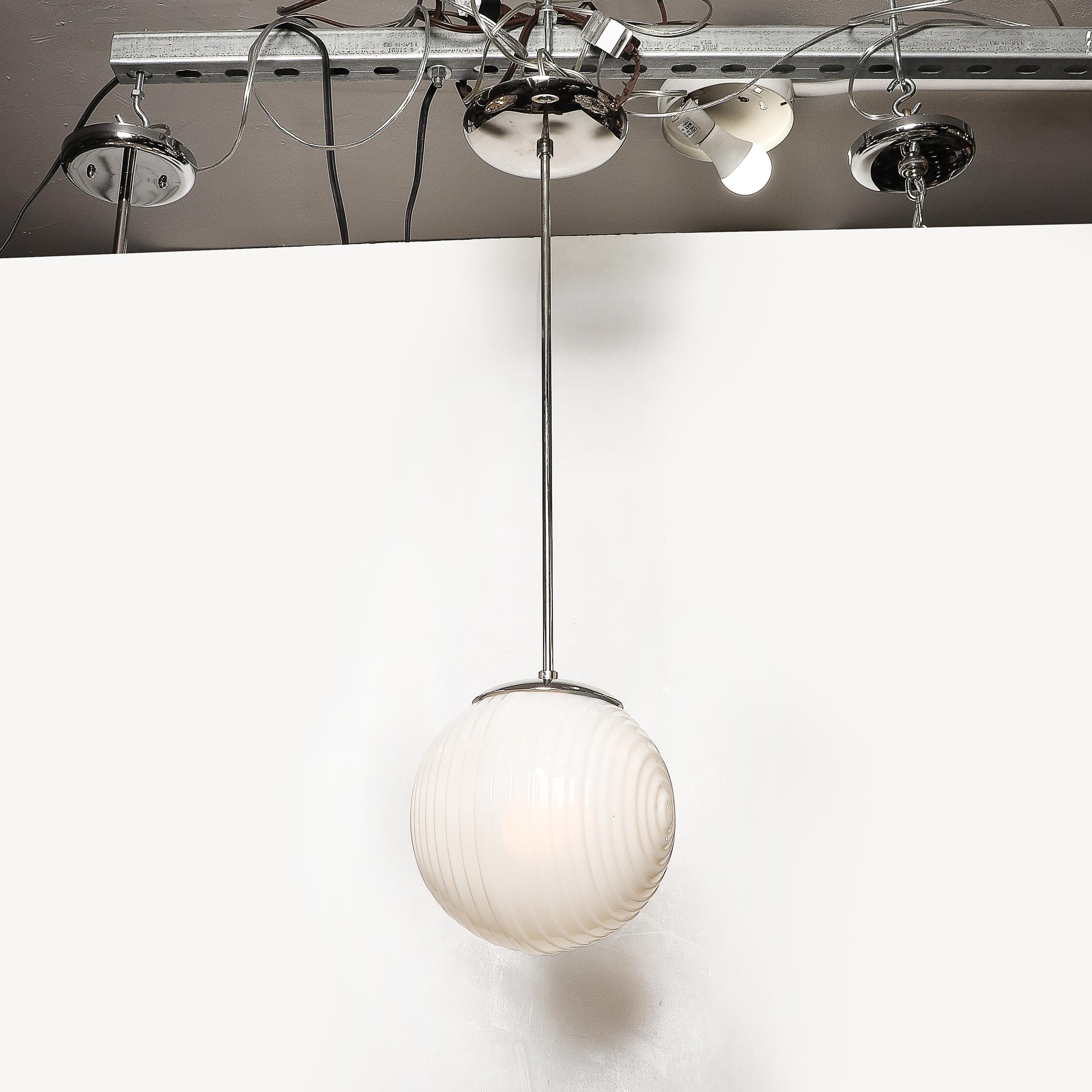 Mid-Century moderno Lampadario a sospensione in vetro opalescente di metà secolo con finiture in nichel in vendita