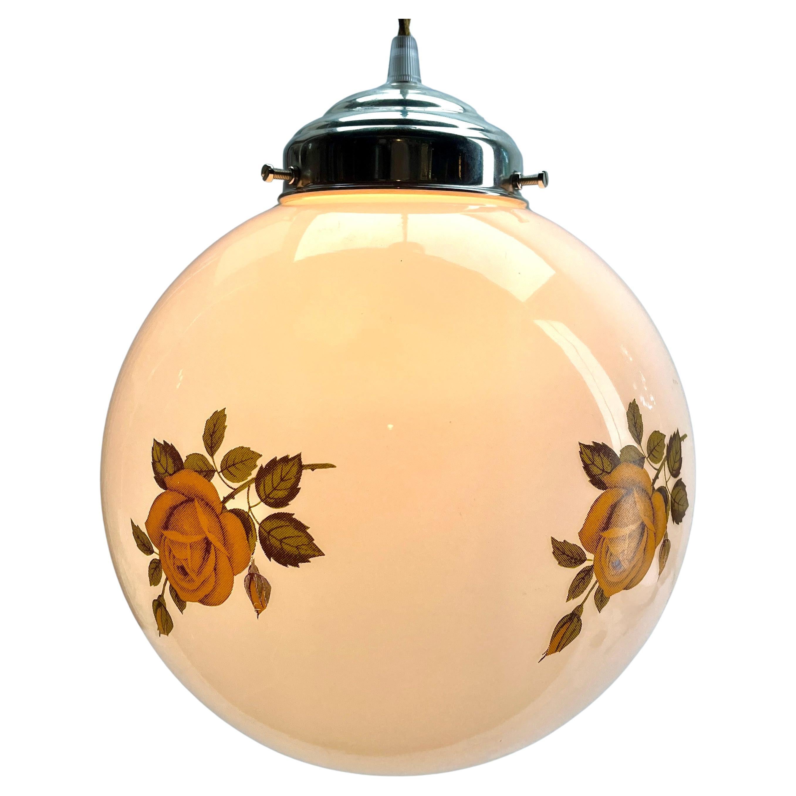 
Die Fotografie kann die schlichte, elegante Beleuchtung dieser Lampe nicht einfangen.

Hängende Deckenleuchte mit Befestigung für einen stilvollen belgischen Art-Déco-Lampenschirm. 
Gute Verteilung von dunkleren und helleren Farbtönen.
Ein
