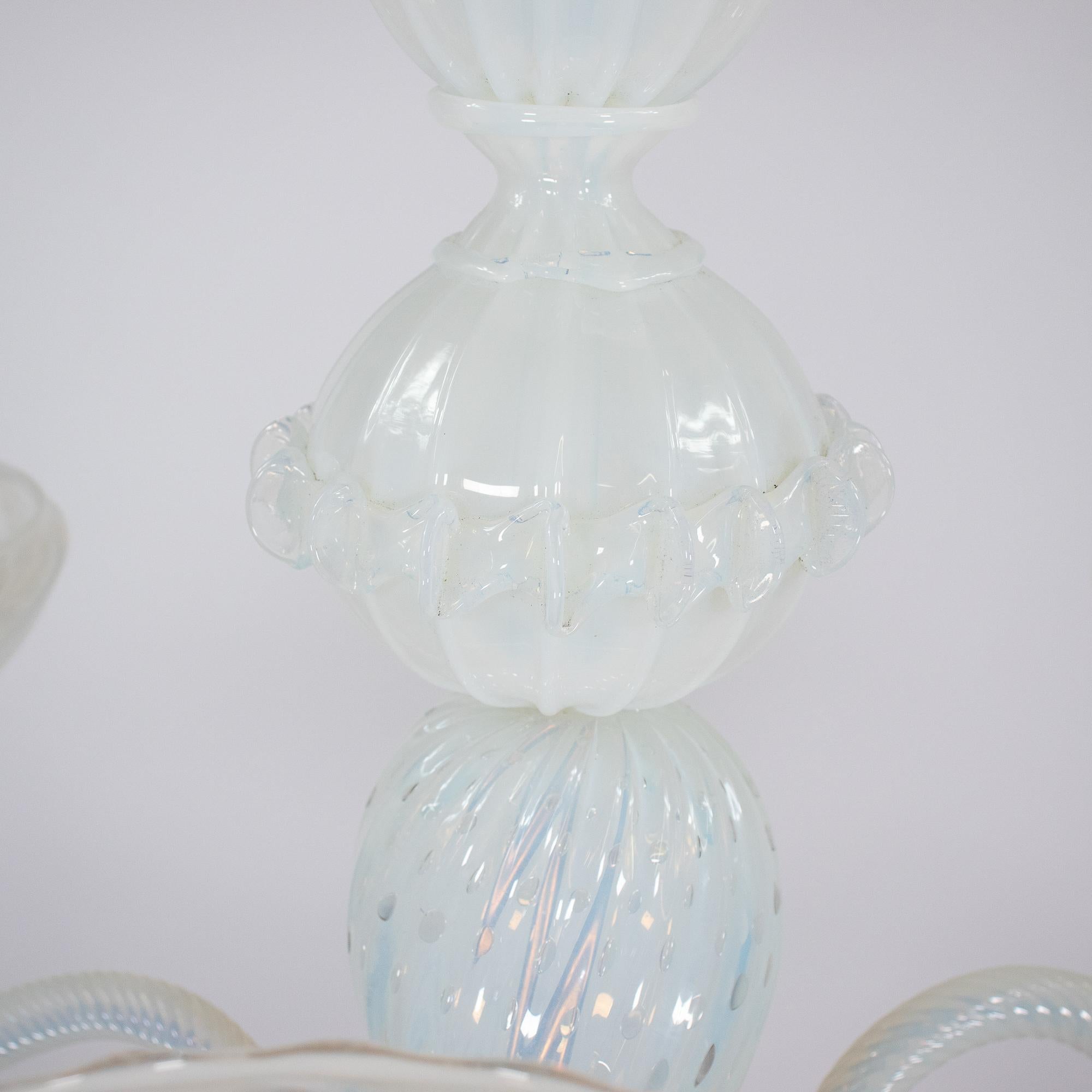 Lampadario Opalino Filigrana Murano di metà secolo in vendita 3
