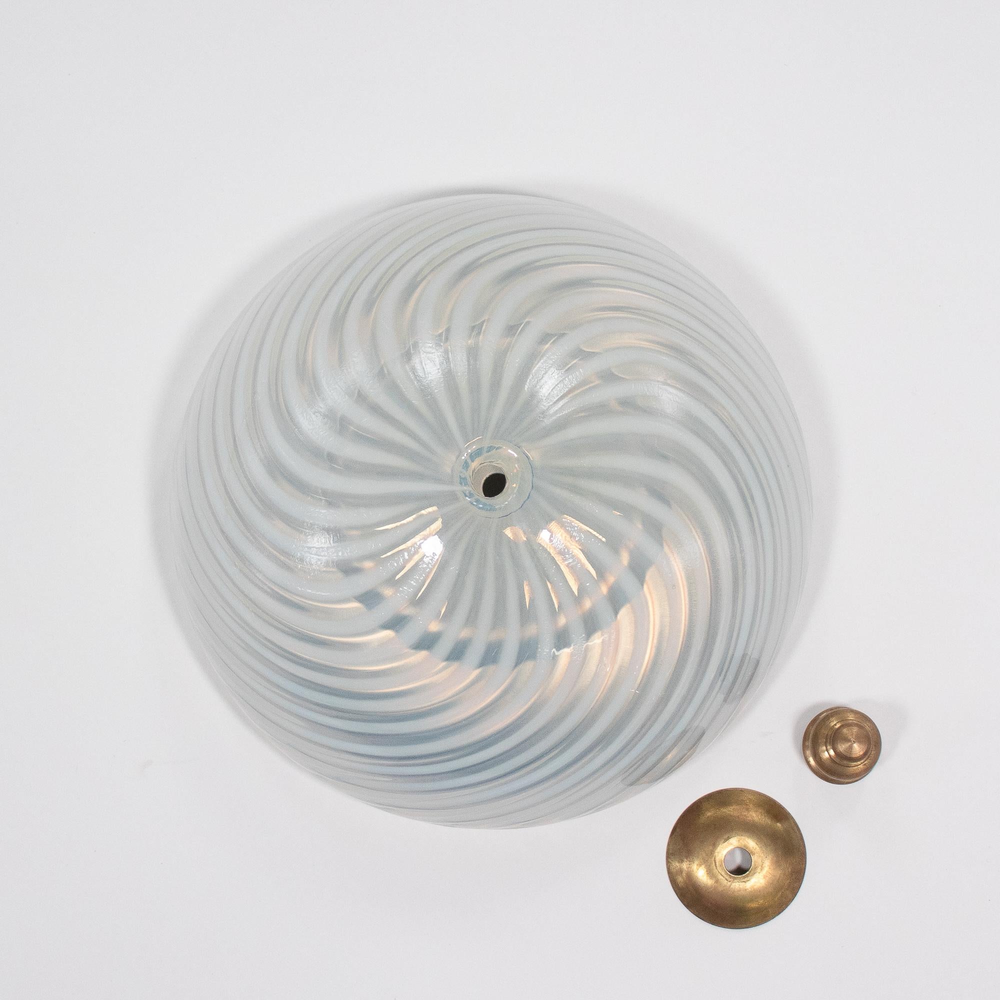 Lampadario Opalino Filigrana Murano di metà secolo in vendita 6