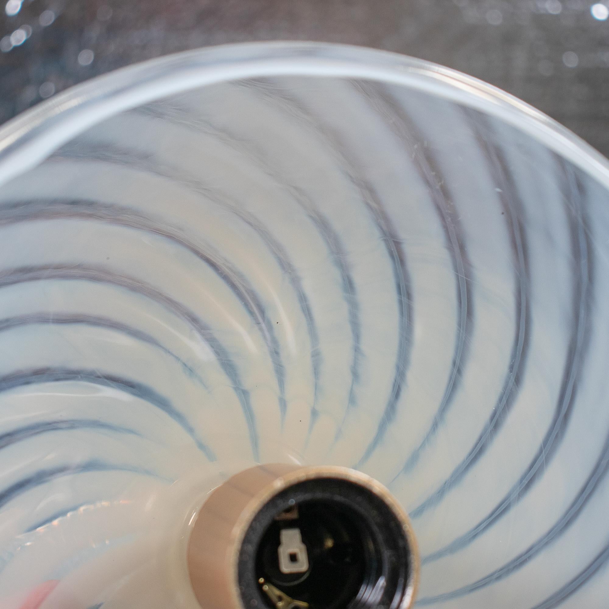 Lampadario Opalino Filigrana Murano di metà secolo in vendita 10