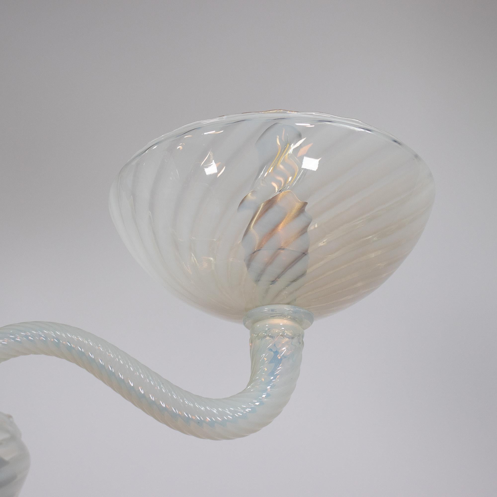 Lampadario Opalino Filigrana Murano di metà secolo in vendita 11