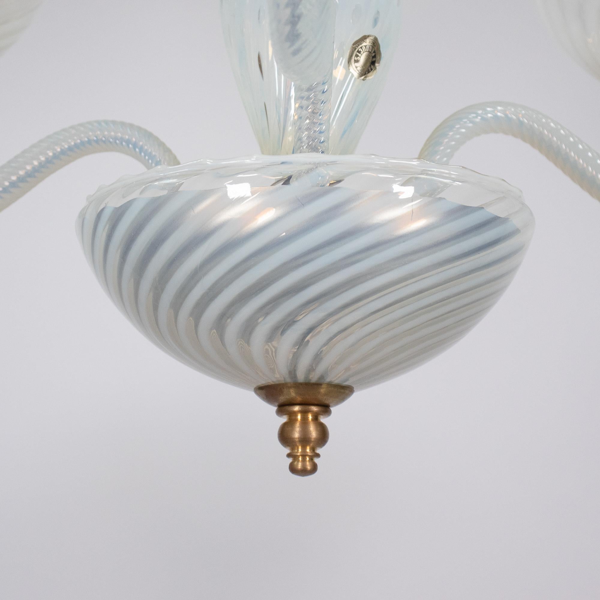 Lampadario Opalino Filigrana Murano di metà secolo in vendita 12